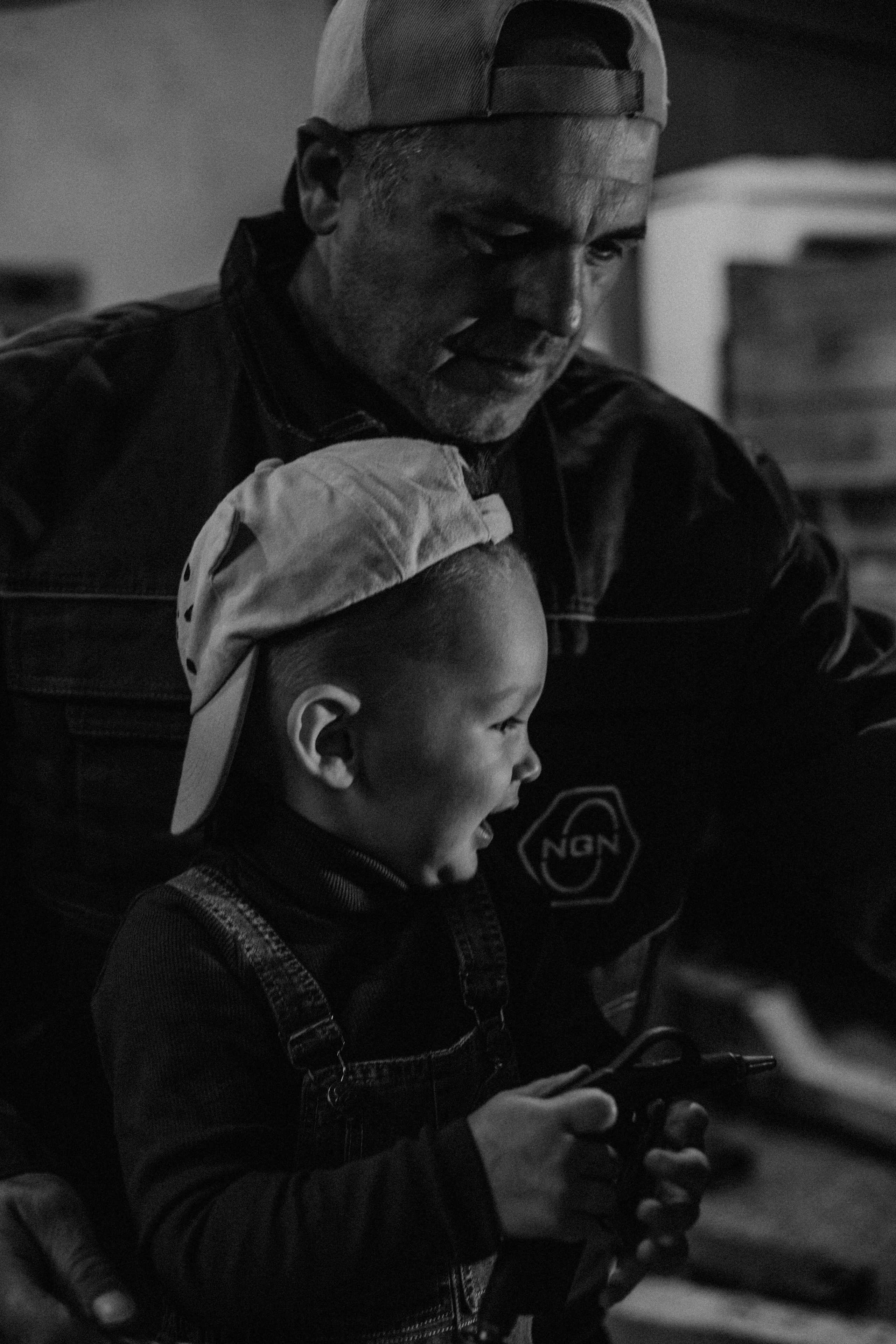 Фотосессия в гараже Демы с дедушкой. Венера Гайн. Репортажный фотограф  Тюмень. Обучение фотографии с 0