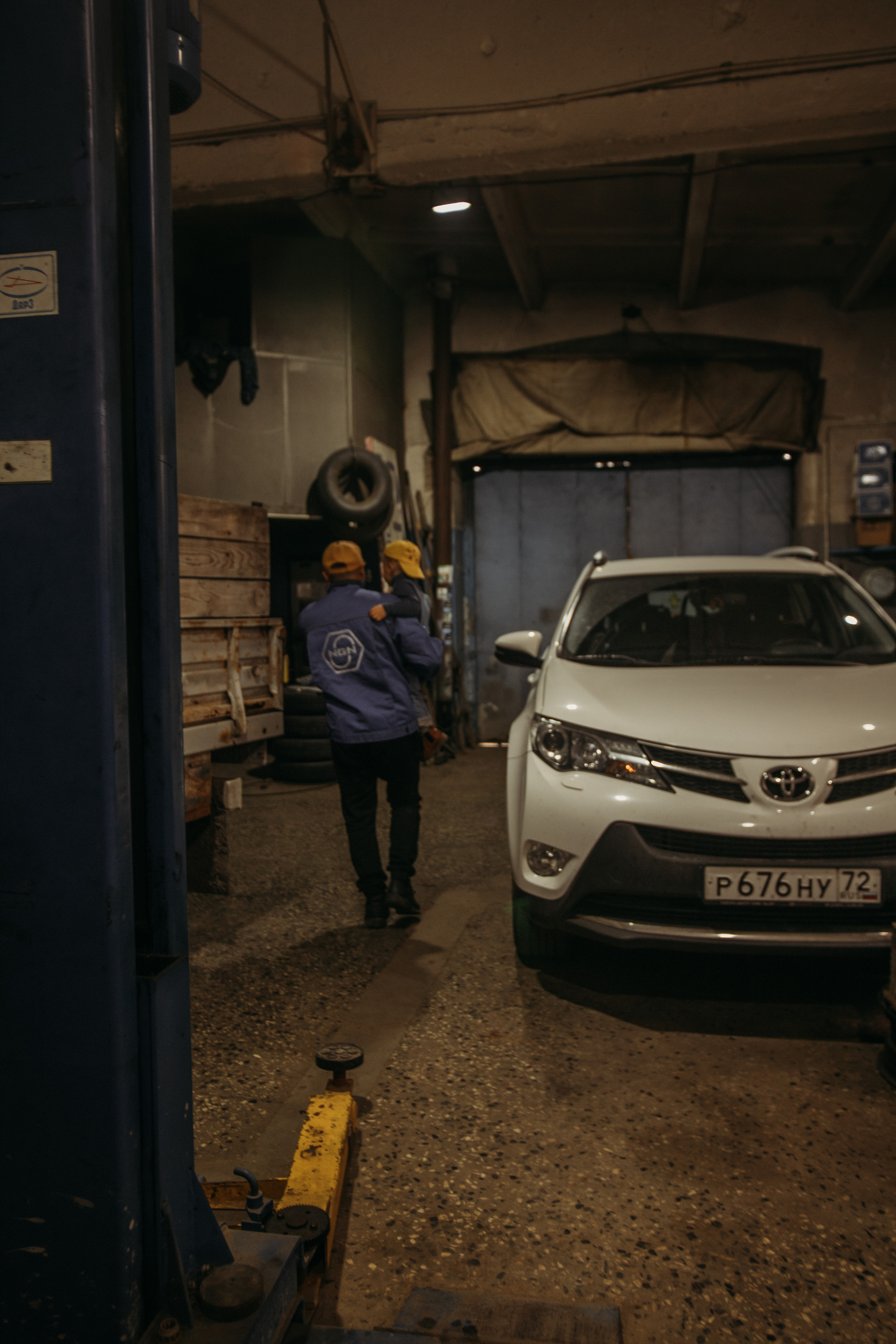 Фотосессия в гараже Демы с дедушкой. Венера Гайн. Репортажный фотограф  Тюмень. Обучение фотографии с 0