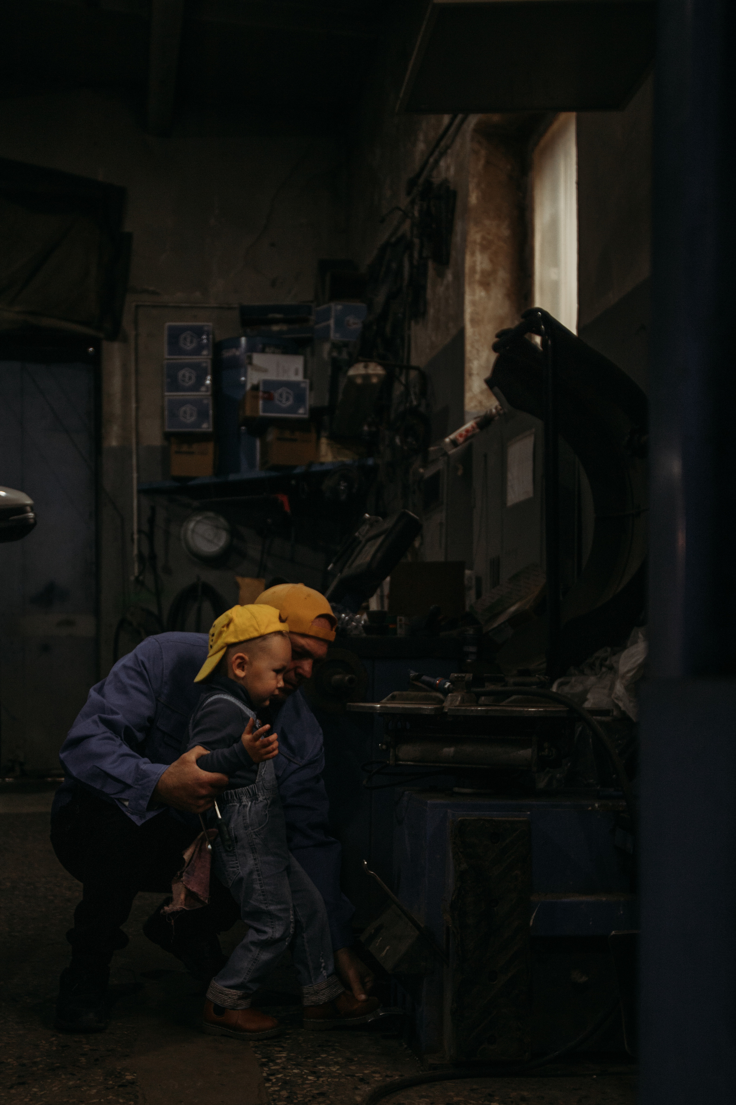 Фотосессия в гараже Демы с дедушкой. Венера Гайн. Репортажный фотограф  Тюмень. Обучение фотографии с 0