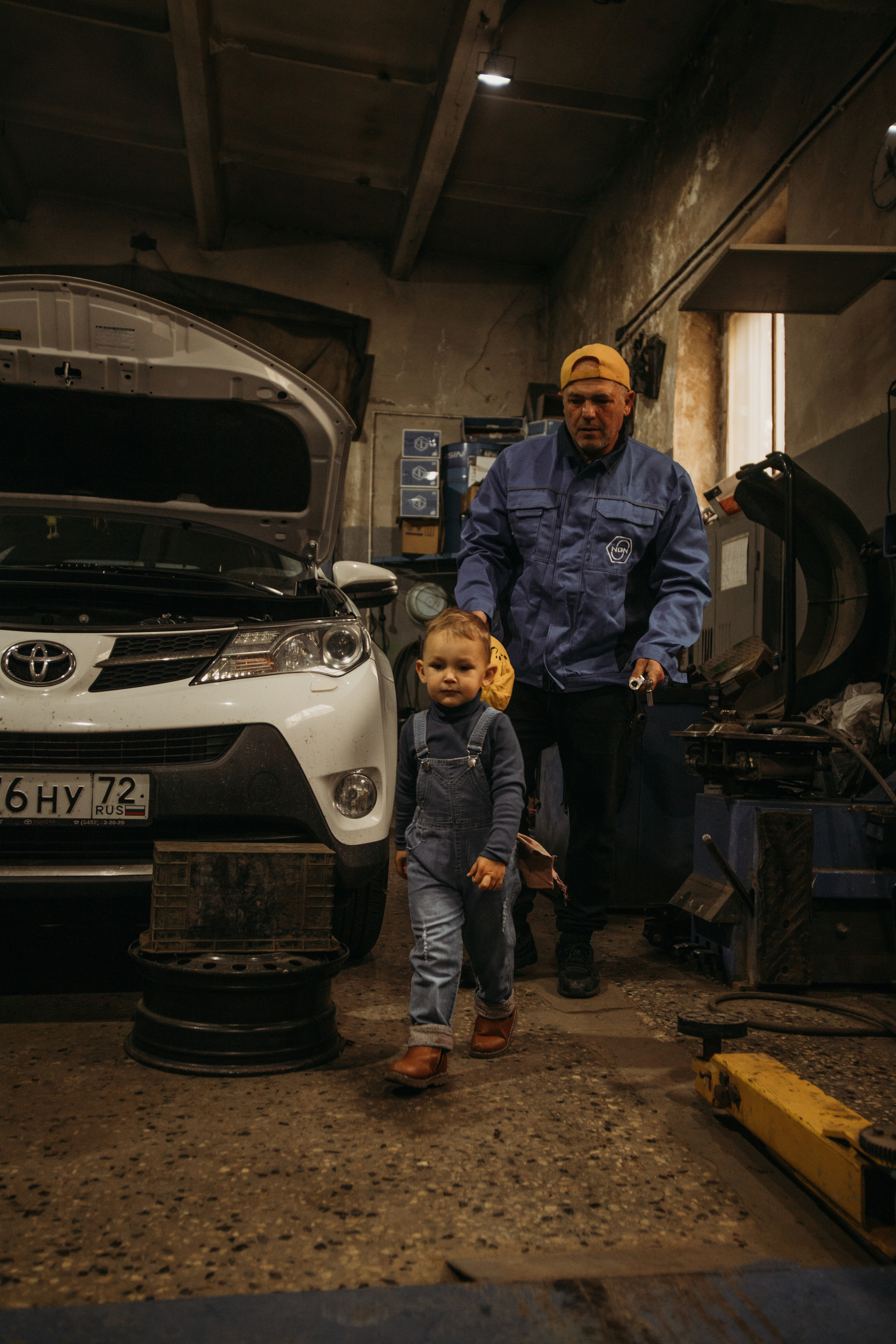 Фотосессия в гараже Демы с дедушкой. Венера Гайн. Репортажный фотограф  Тюмень. Обучение фотографии с 0