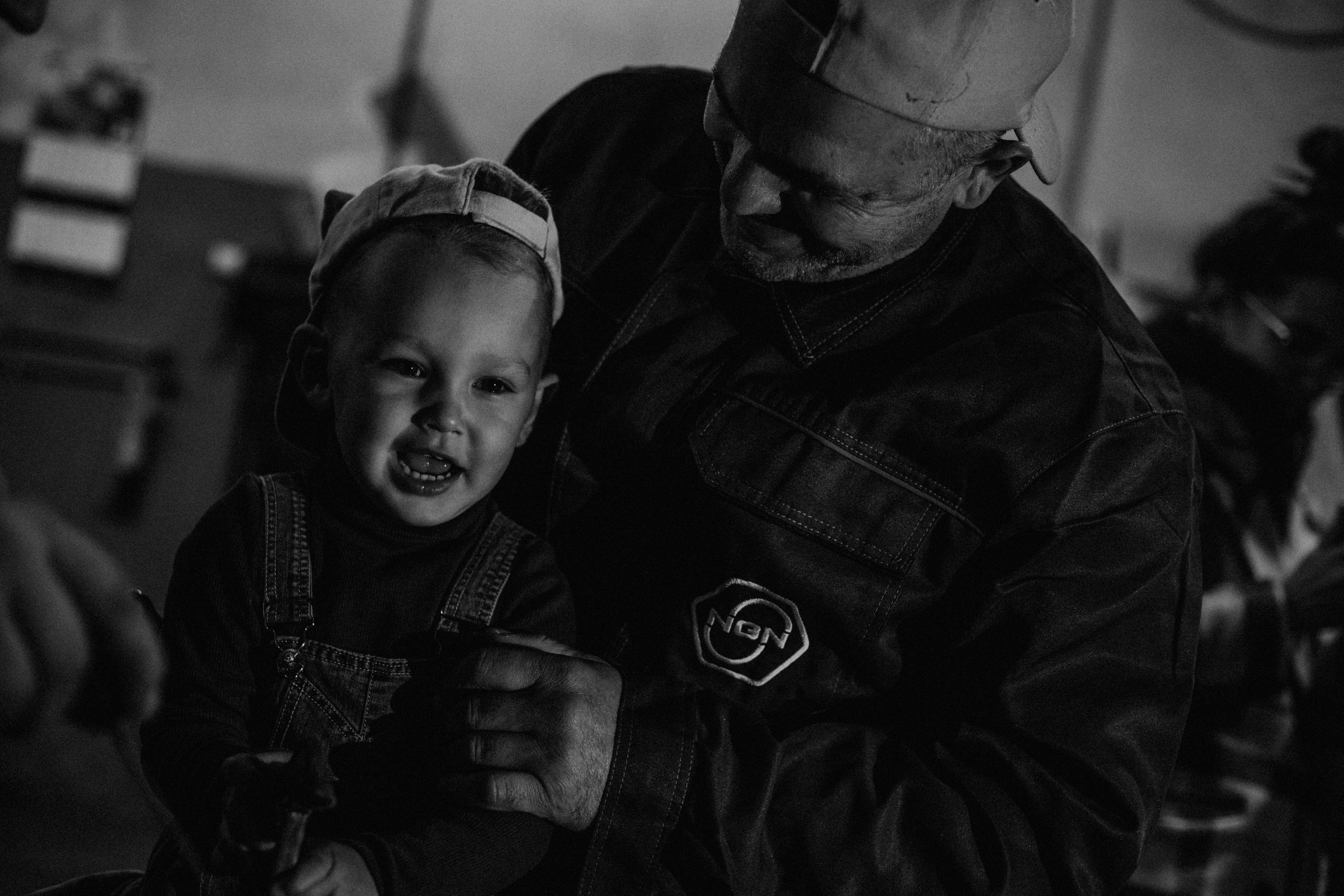 Фотосессия в гараже Демы с дедушкой. Венера Гайн. Репортажный фотограф  Тюмень. Обучение фотографии с 0