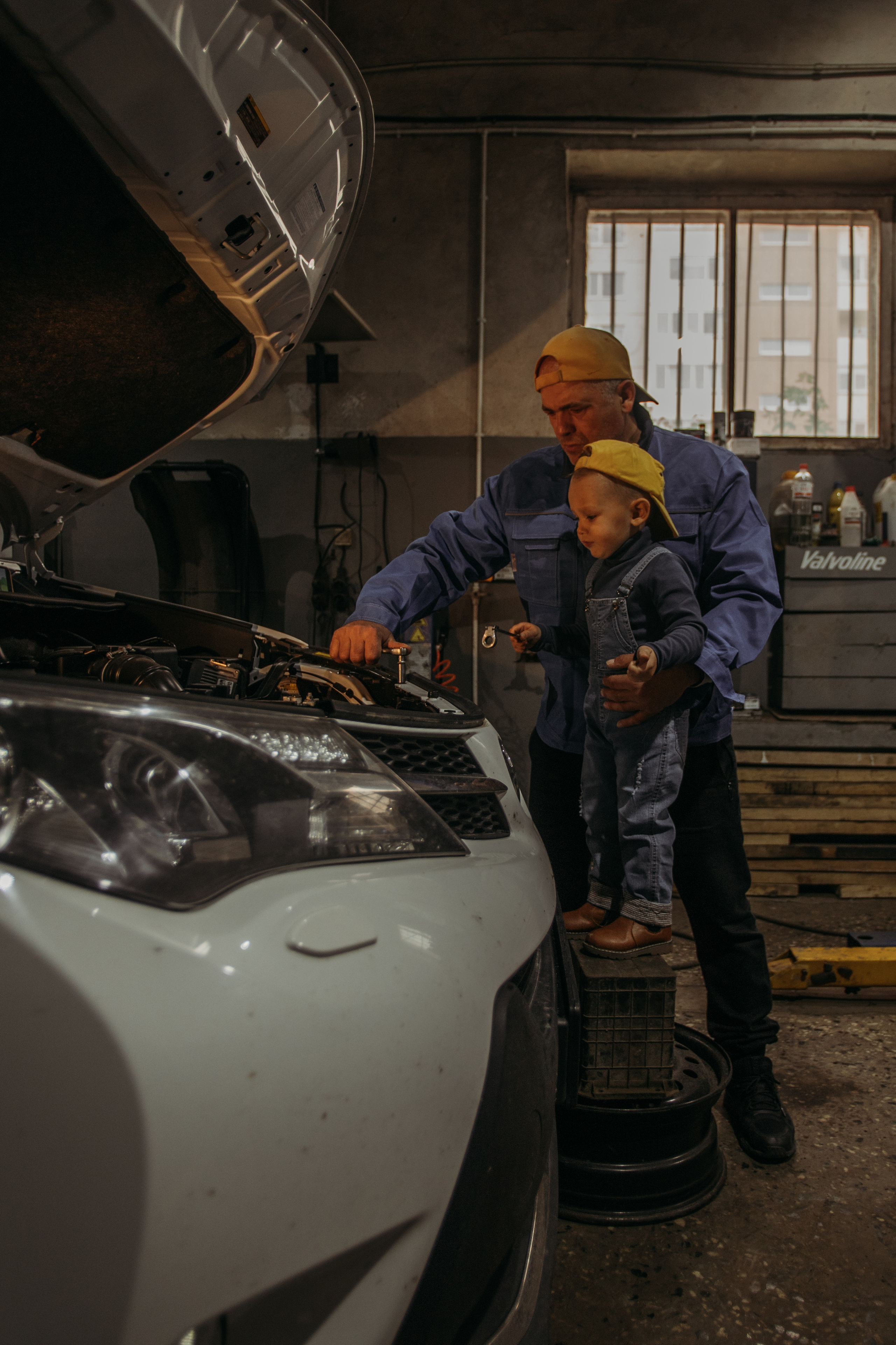 Фотосессия в гараже Демы с дедушкой. Венера Гайн. Репортажный фотограф  Тюмень. Обучение фотографии с 0