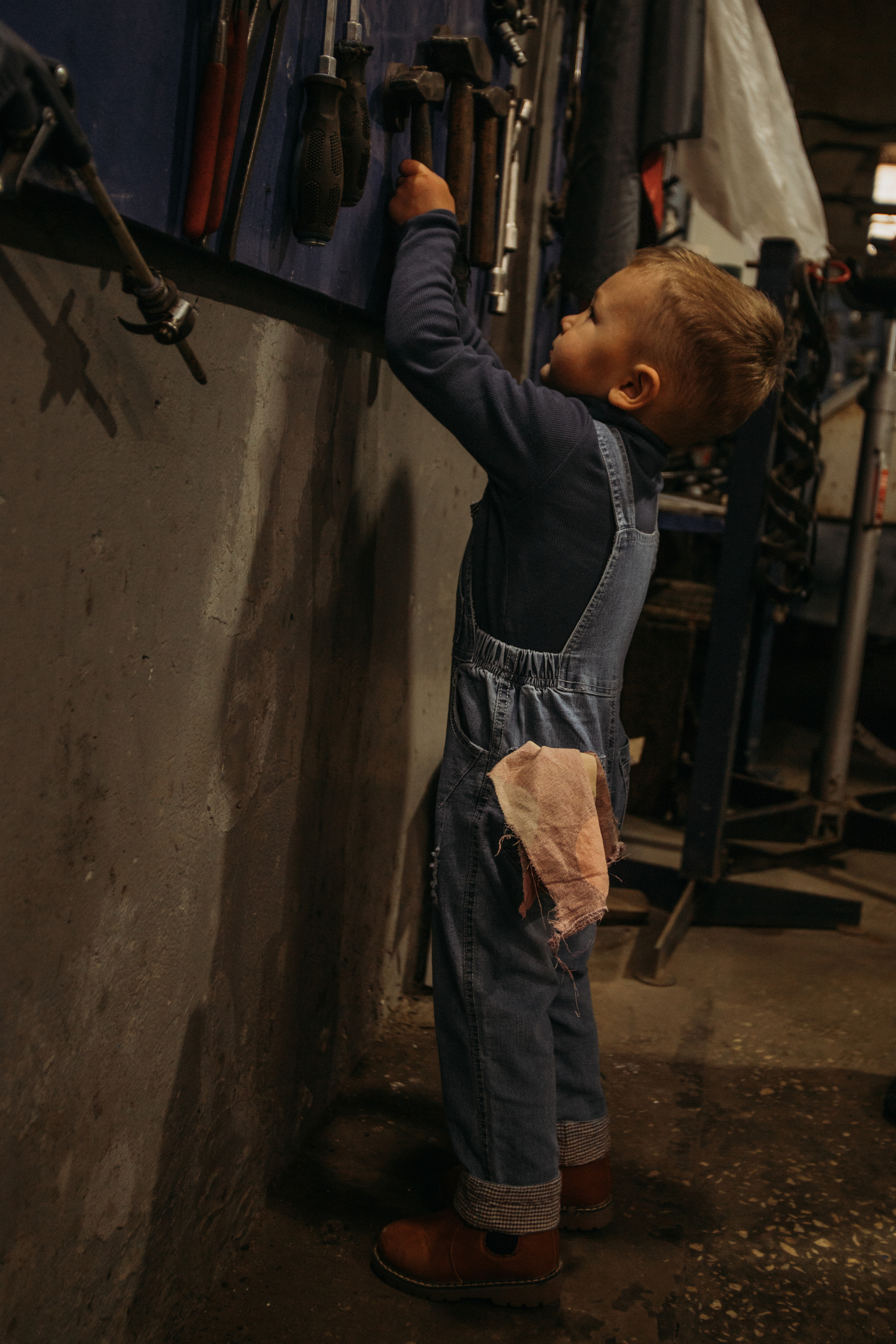 Фотосессия в гараже Демы с дедушкой. Венера Гайн. Репортажный фотограф  Тюмень. Обучение фотографии с 0