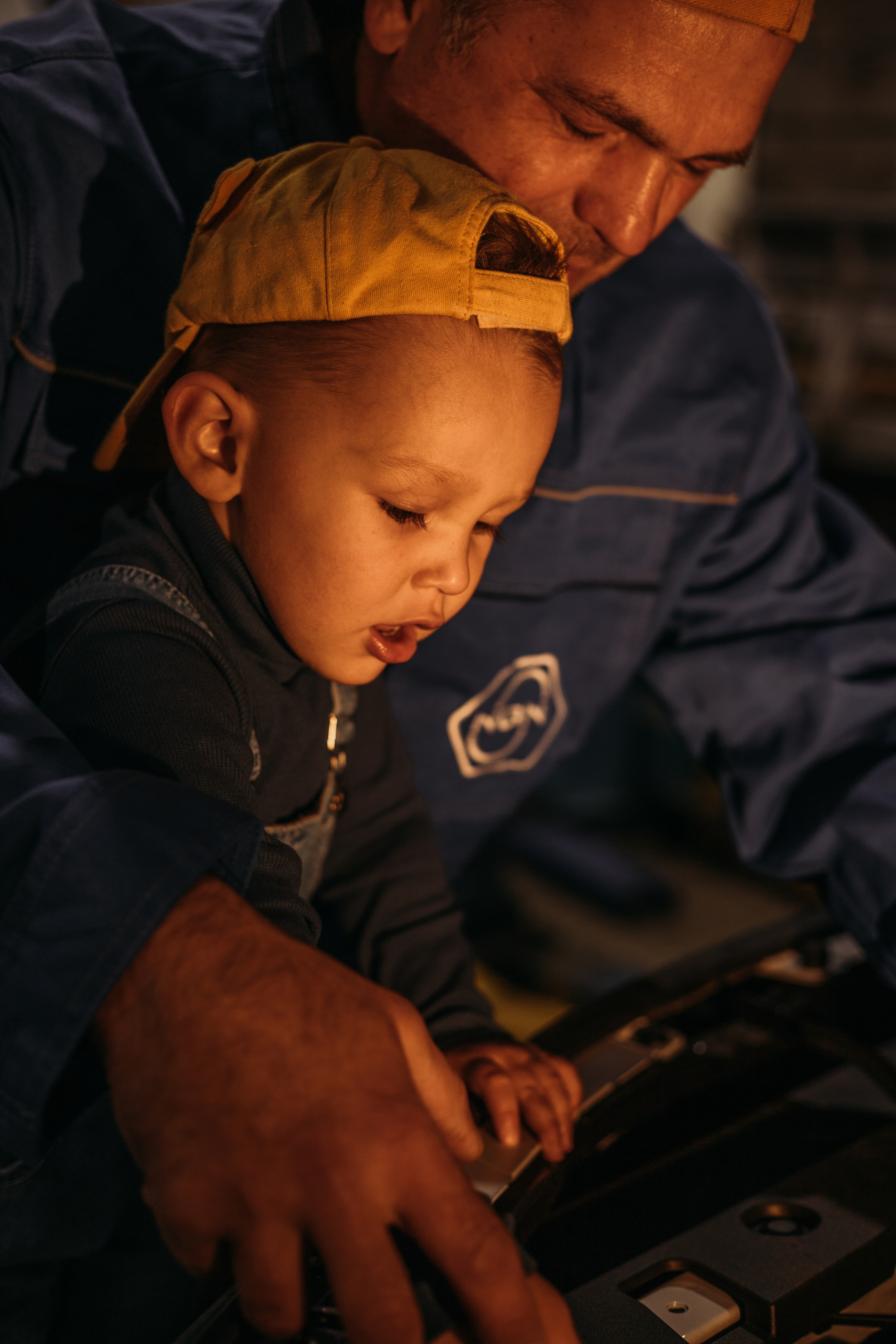 Фотосессия в гараже Демы с дедушкой. Венера Гайн. Репортажный фотограф  Тюмень. Обучение фотографии с 0