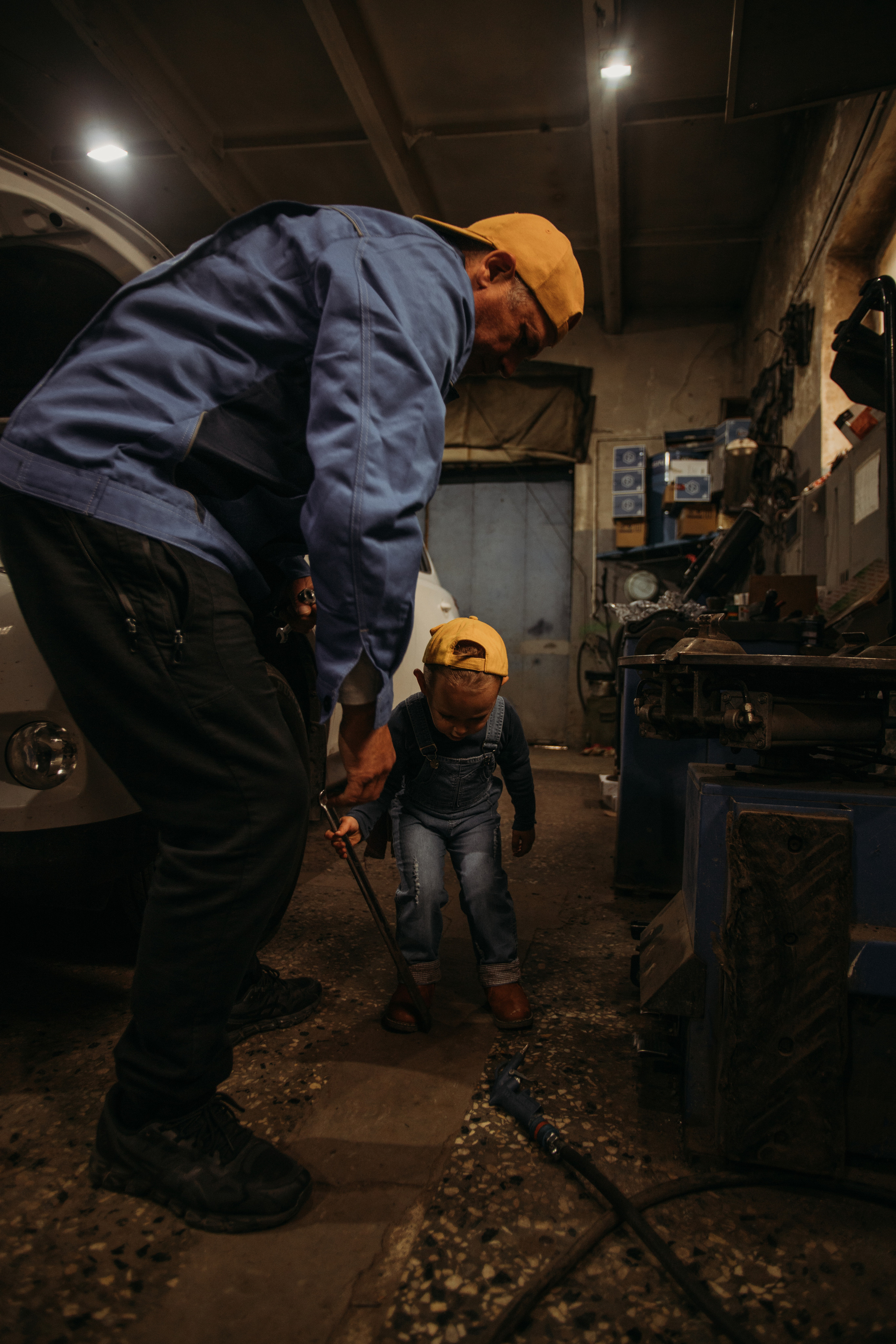 Фотосессия в гараже Демы с дедушкой. Венера Гайн. Репортажный фотограф  Тюмень. Обучение фотографии с 0