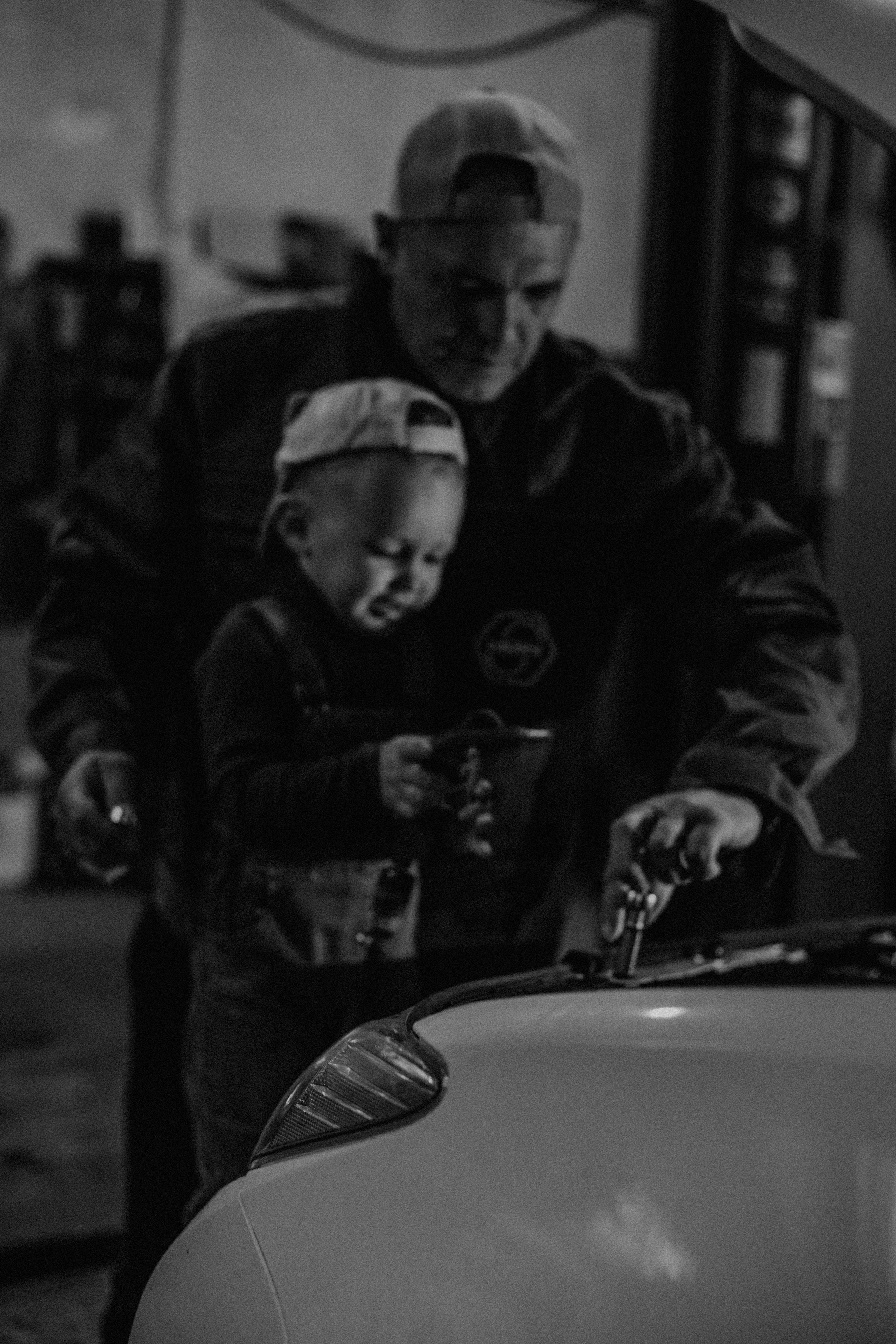 Фотосессия в гараже Демы с дедушкой. Венера Гайн. Репортажный фотограф  Тюмень. Обучение фотографии с 0