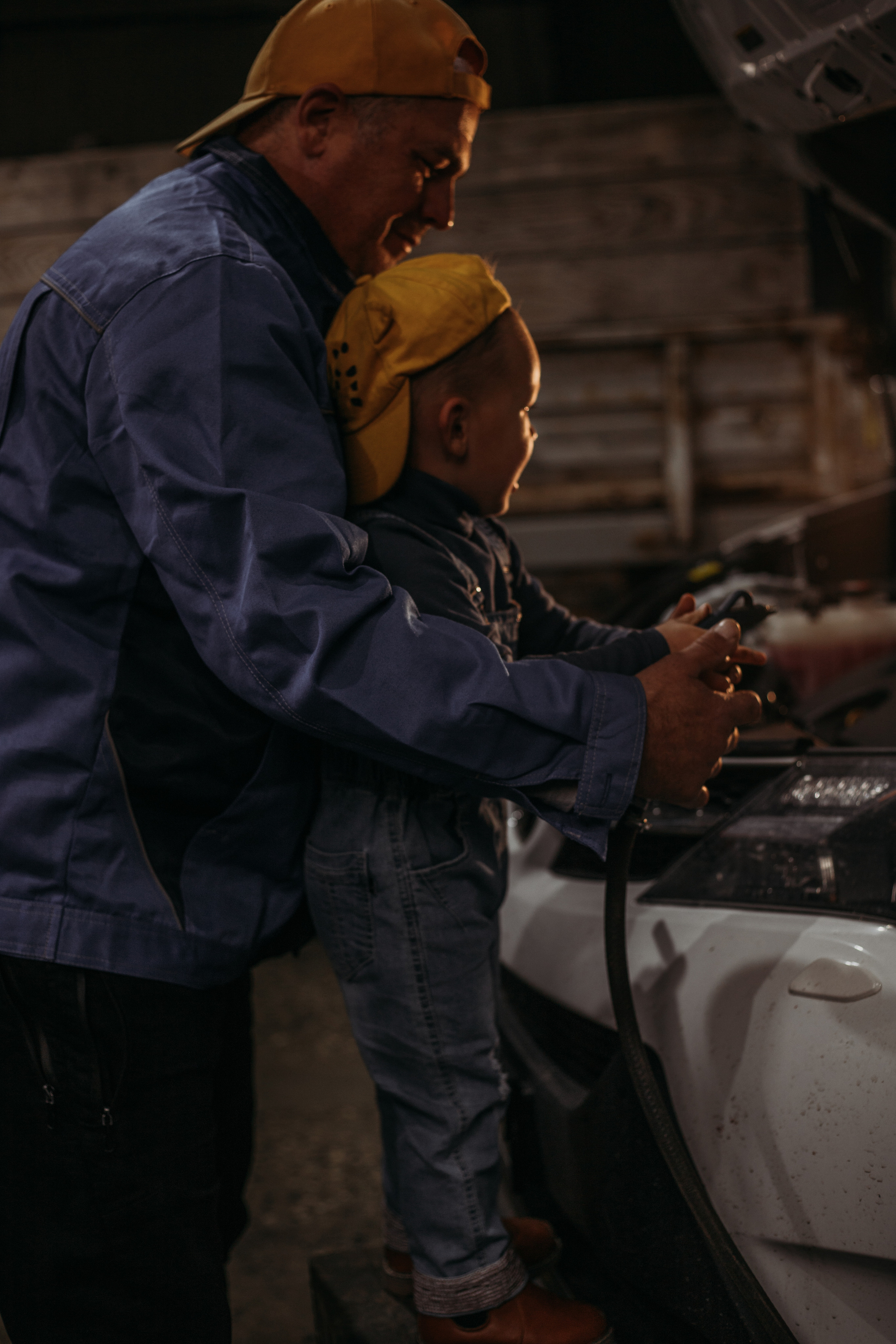 Фотосессия в гараже Демы с дедушкой. Венера Гайн. Репортажный фотограф  Тюмень. Обучение фотографии с 0