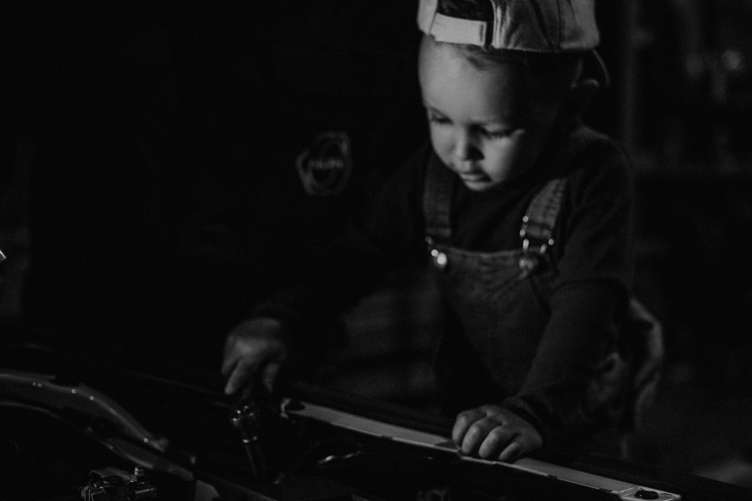 Фотосессия в гараже Демы с дедушкой. Венера Гайн. Репортажный фотограф  Тюмень. Обучение фотографии с 0