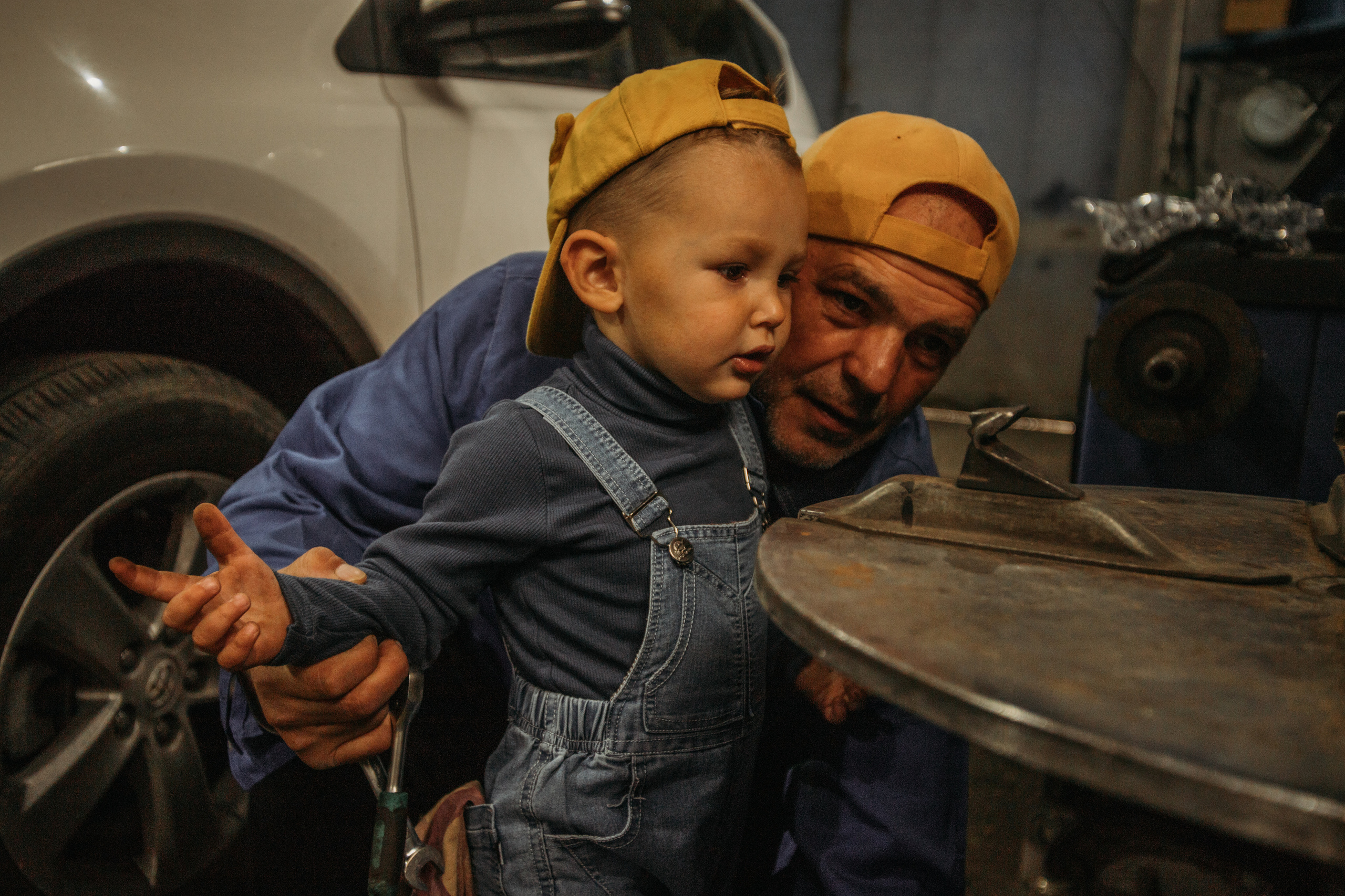 Фотосессия в гараже Демы с дедушкой. Венера Гайн. Репортажный фотограф  Тюмень. Обучение фотографии с 0