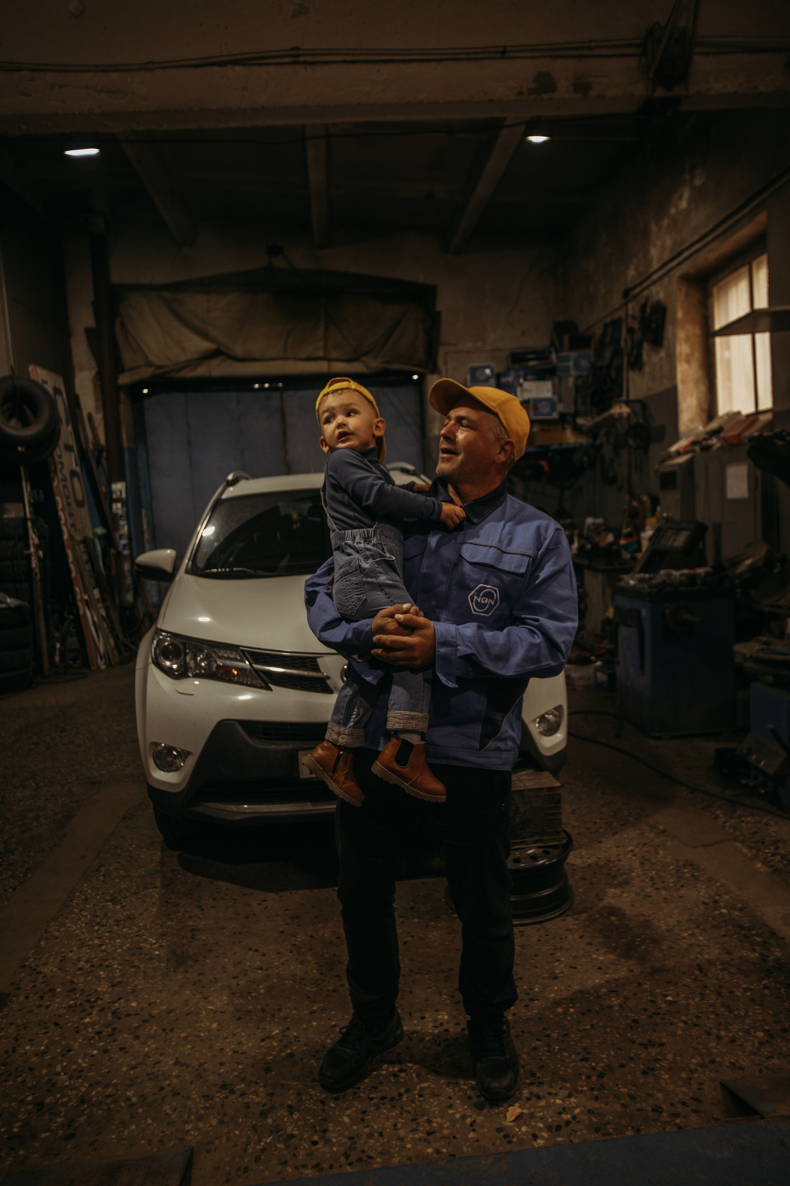 Фотосессия в гараже Демы с дедушкой. Венера Гайн. Репортажный фотограф  Тюмень. Обучение фотографии с 0