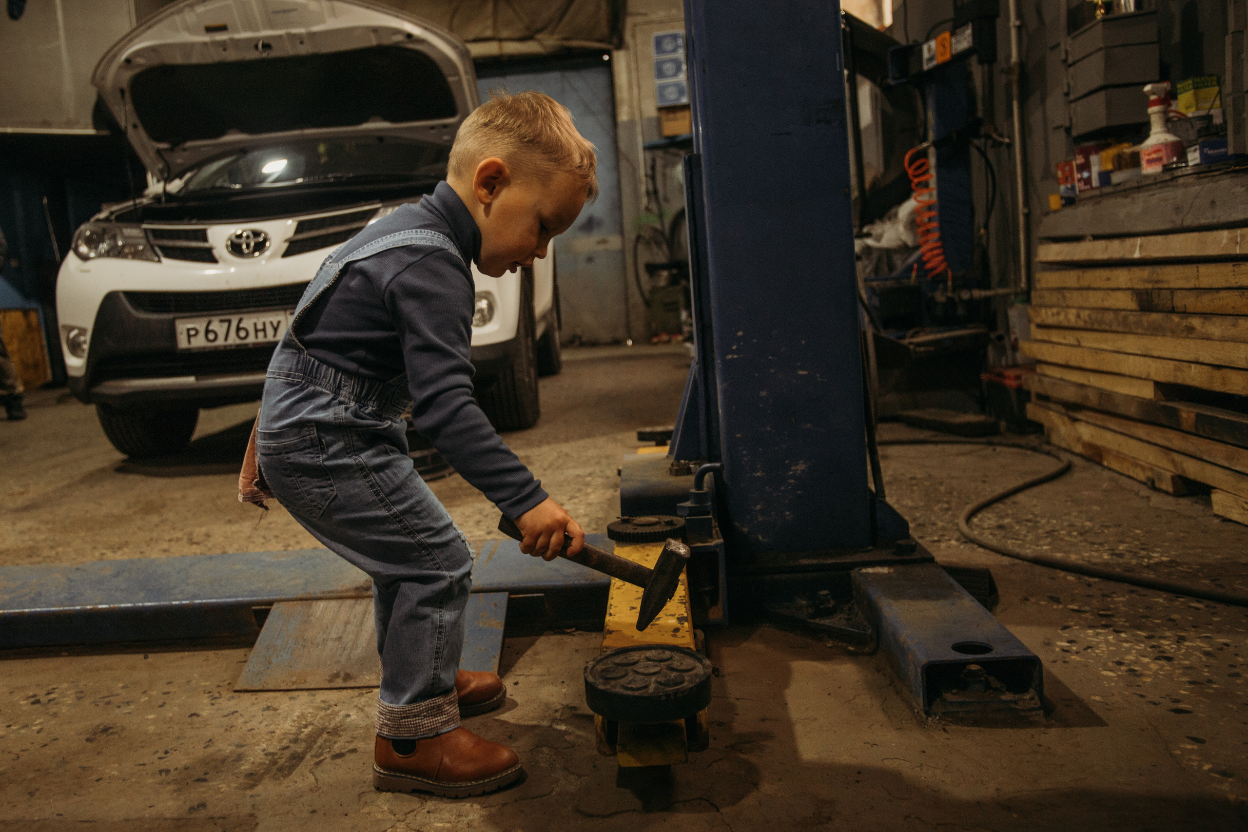 Фотосессия в гараже Демы с дедушкой. Венера Гайн. Репортажный фотограф  Тюмень. Обучение фотографии с 0