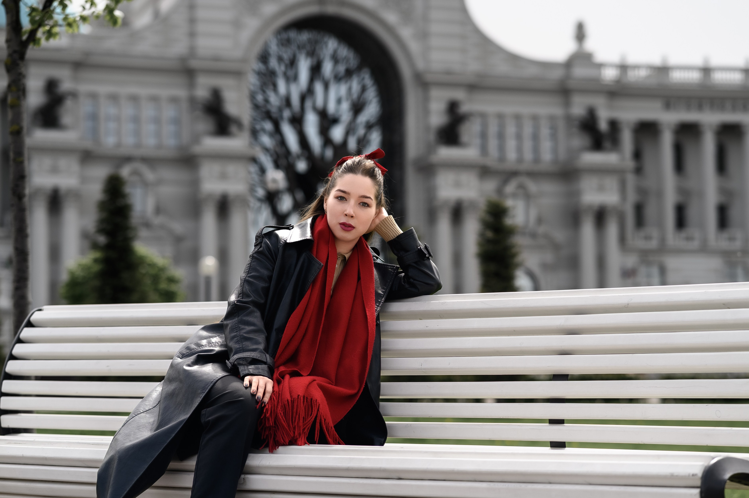 Модель в пальто у достопримечательности Казани