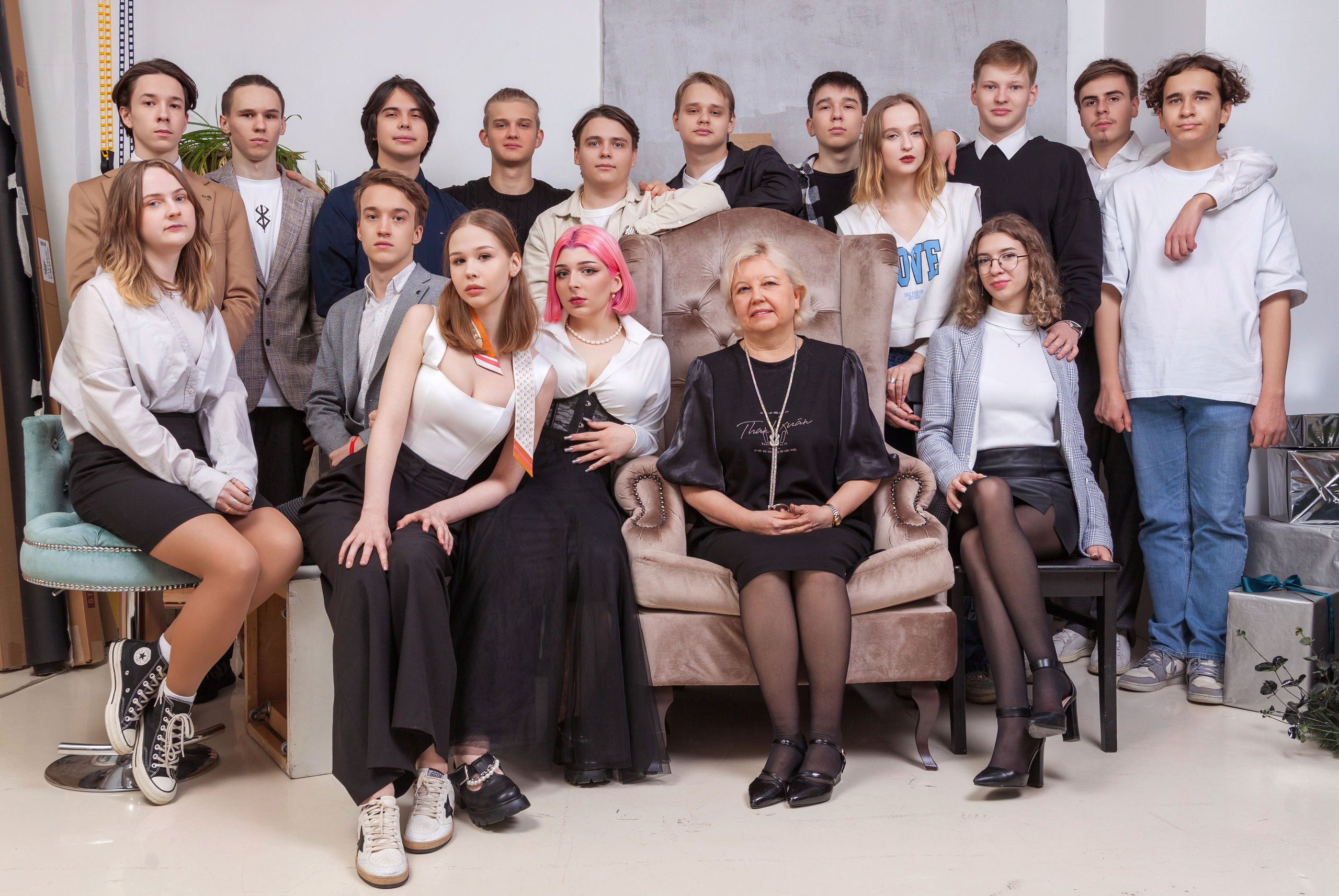 Общая фотография 9 класса снятая  в студии