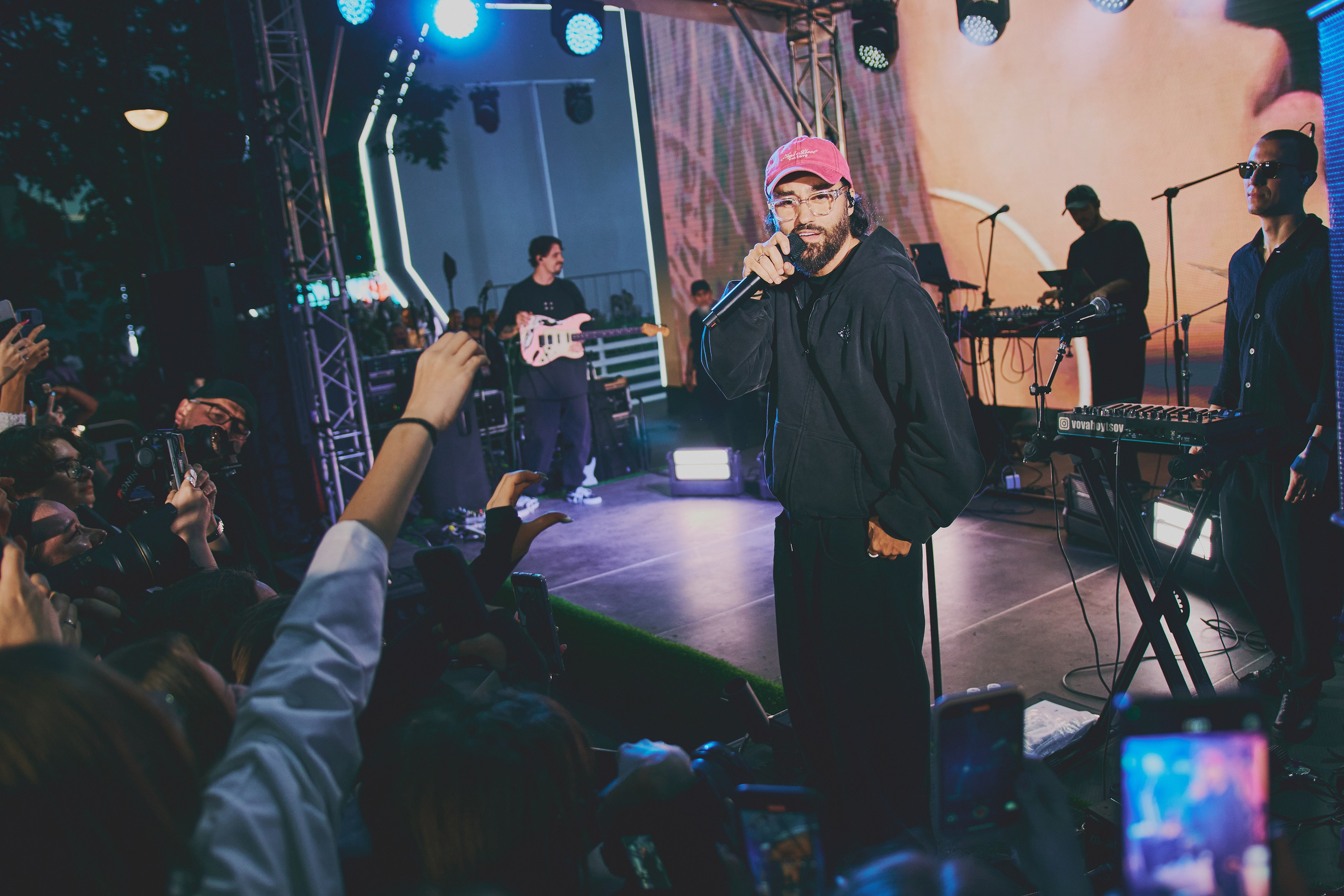 Съёмка с концерта МОТа: толпа фанатов и артист. Шилов Арсений — репортажный фотограф в Москве