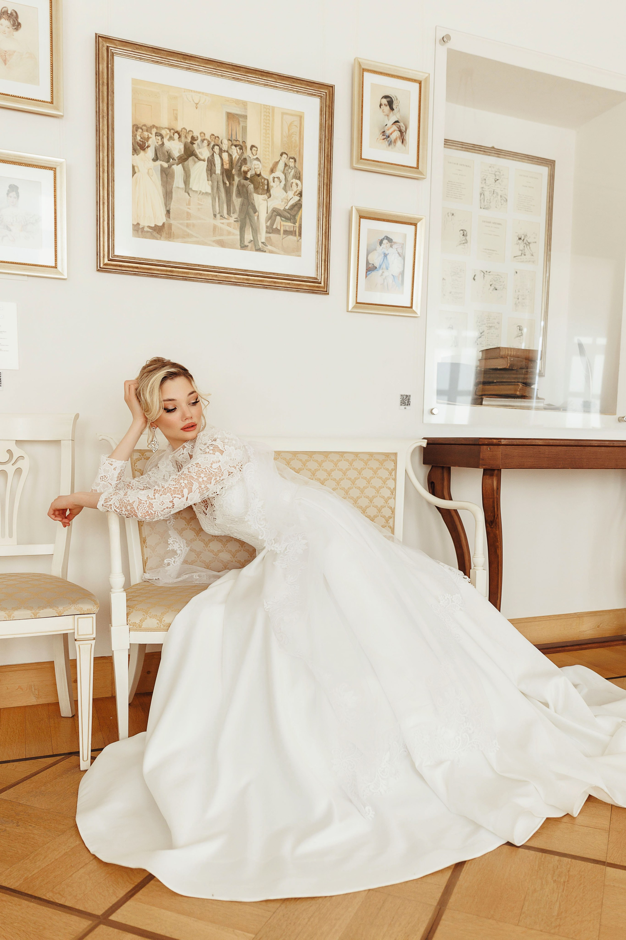 Свадебная фотосессия в Музее Веневитинова Невеста сидит на стуле
