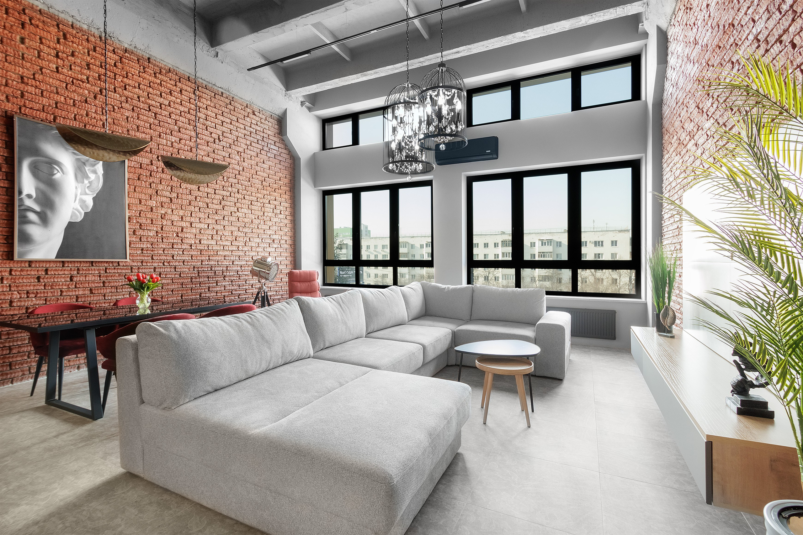 Квартира с высоким потолком, интерьером в стиле лофт