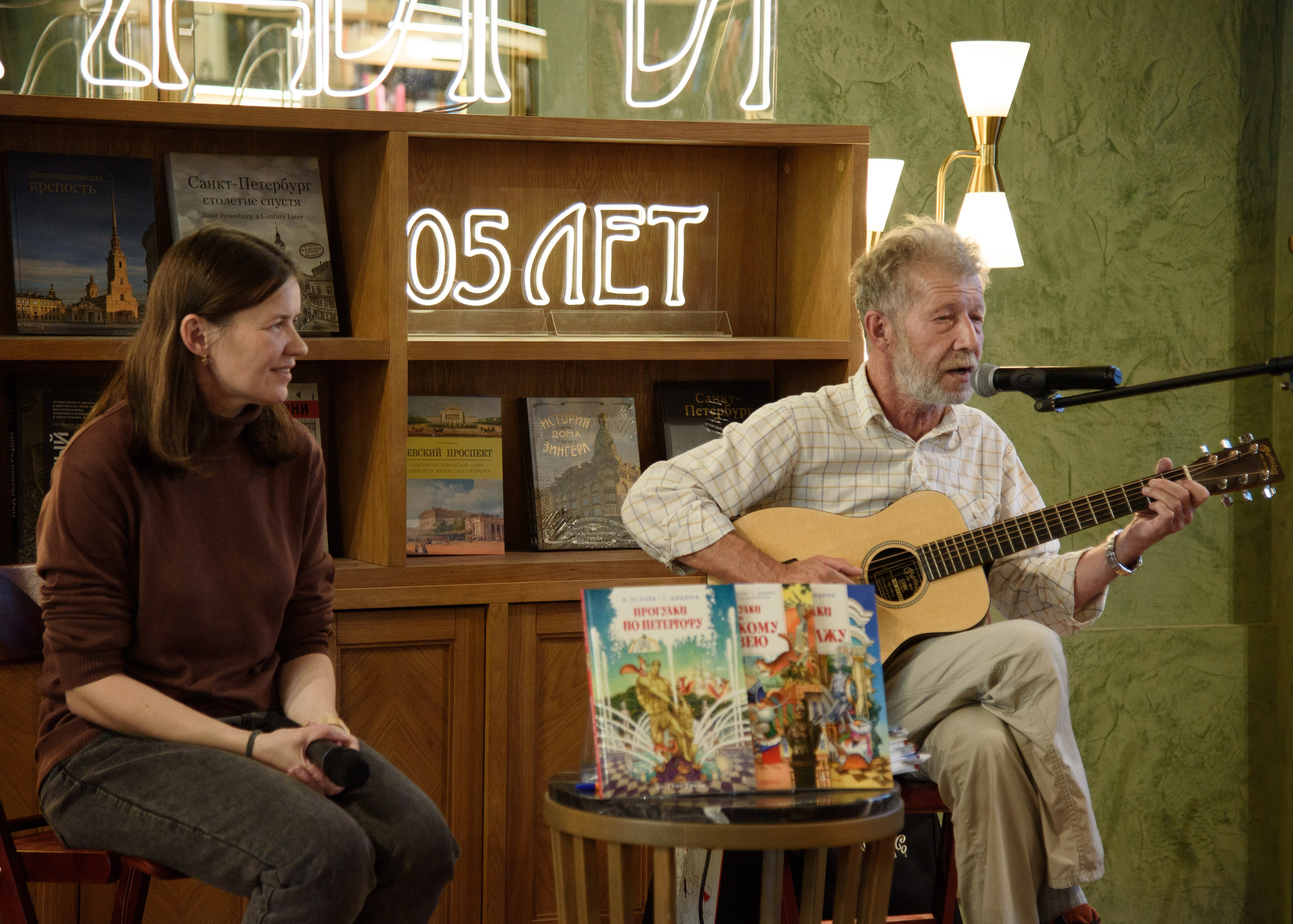 Дом Книги. Встреча с писателем Усачевым. Портретный Семейный Fine-Art фотограф в Санкт-Петербурге Криулина