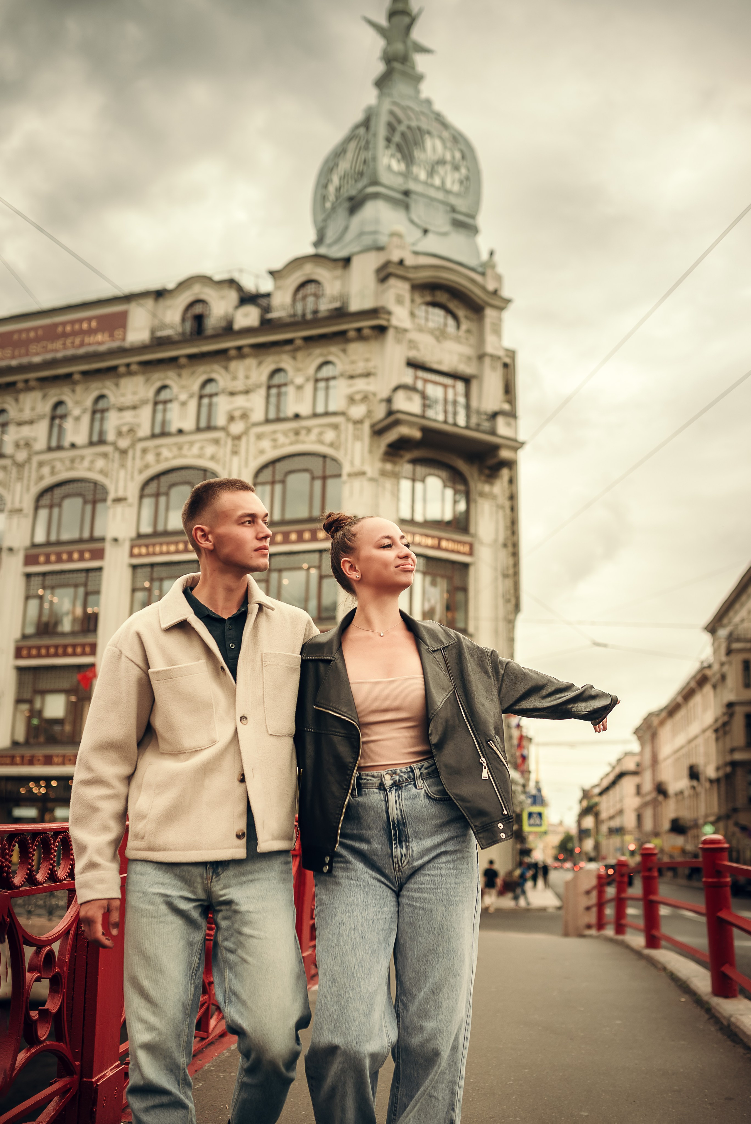 Вика и Никита, летняя фотосессия на Исаакиевской площади. Фотограф в Санкт- Петербурге Мария Золотарь