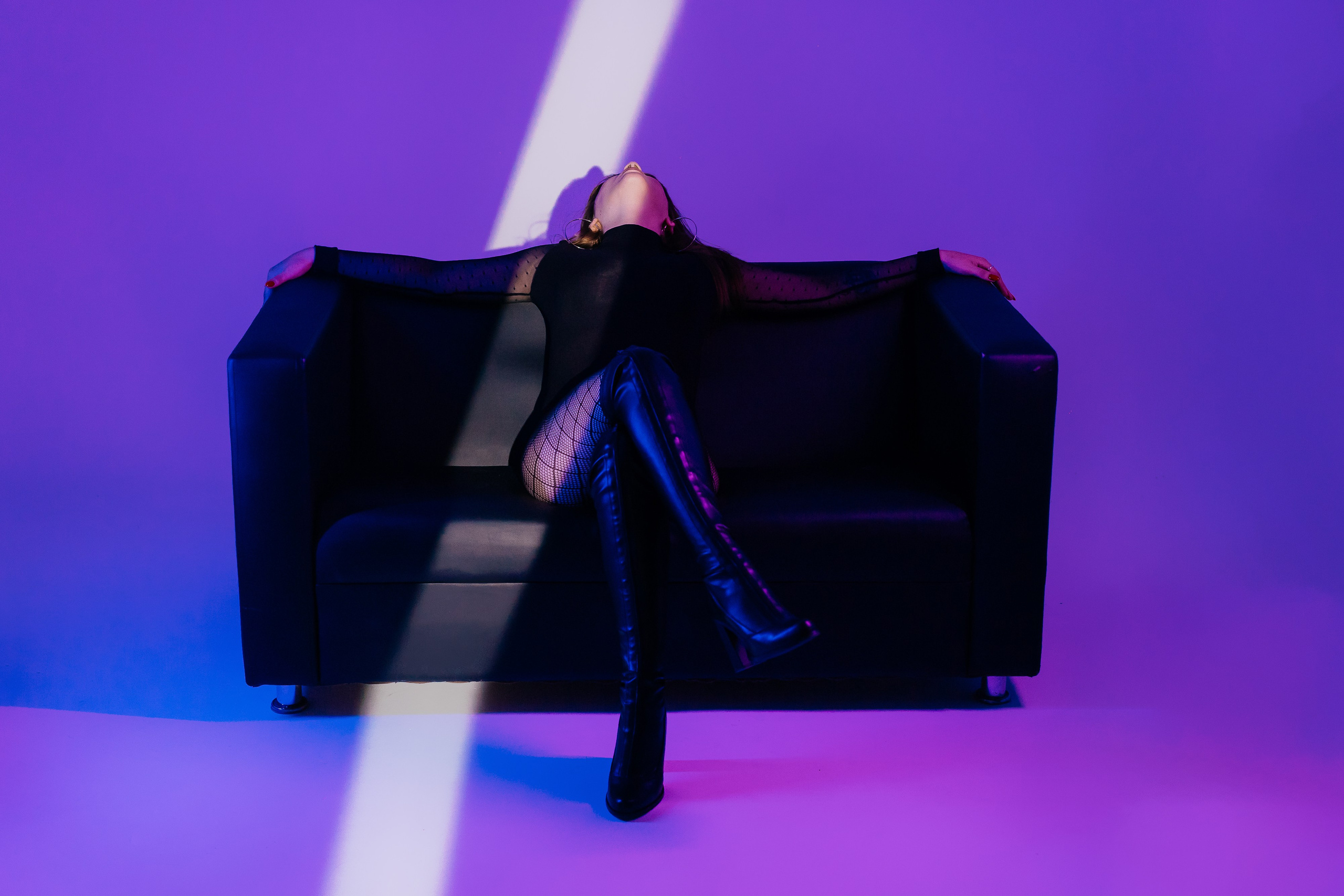 Фотосессия в неоновом свете в фотостудии. Фотограф и видеограф Смоленск | Студия Цезарь