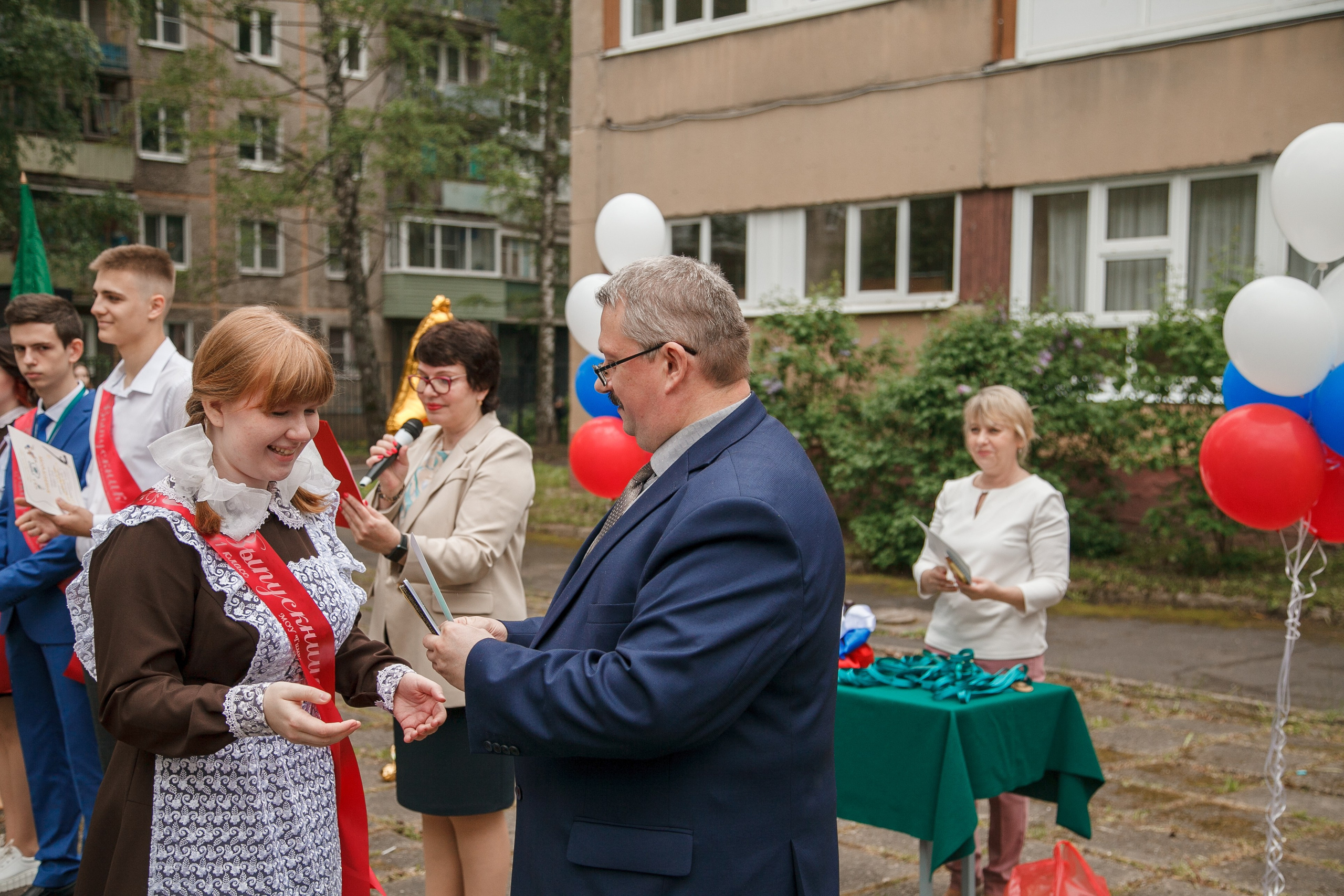 Последний звонок. Ирина Коновалова школьный фотограф. Выпускные альбомы Ярославль