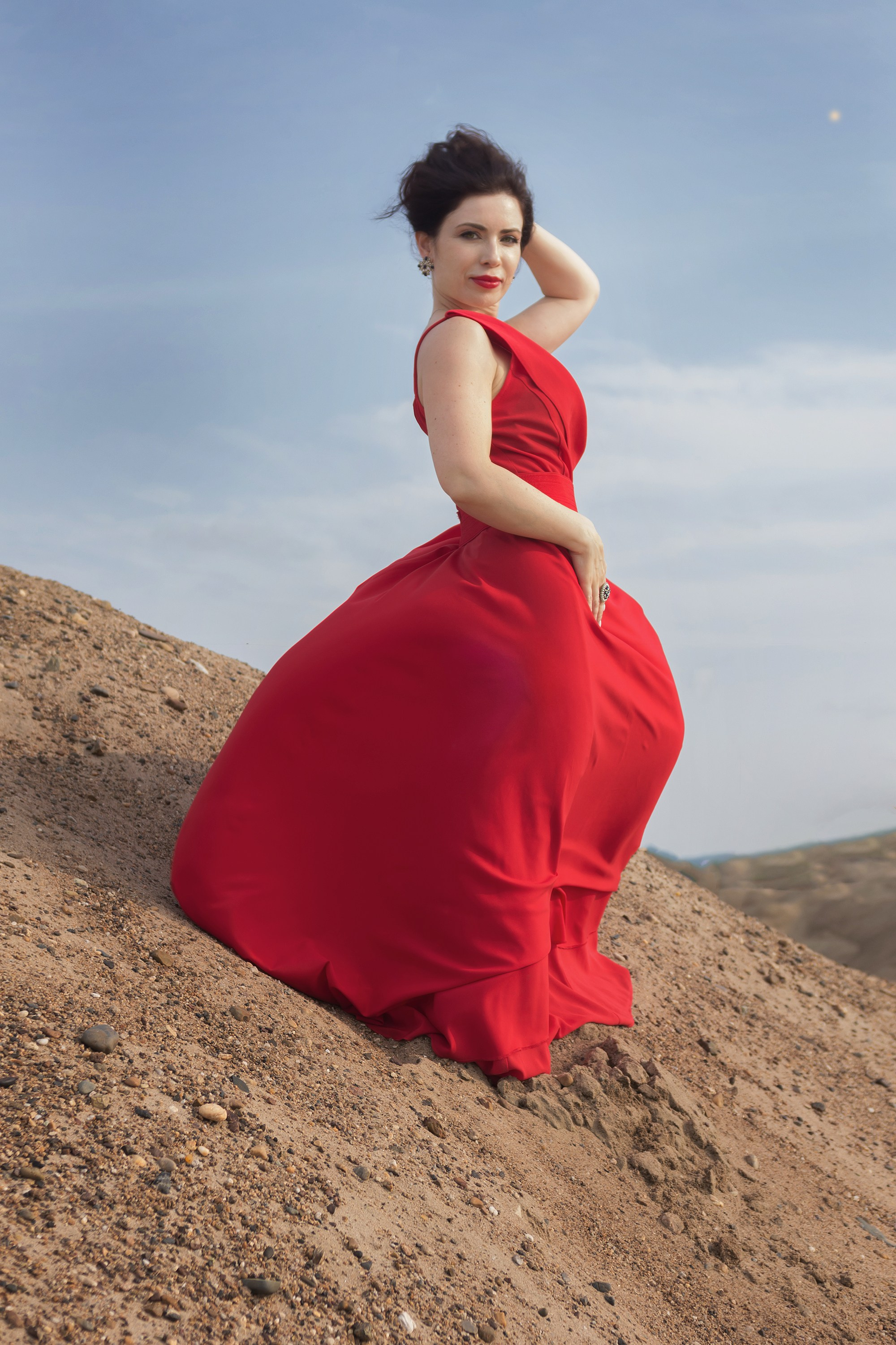 Красивая девушка в красном платье. Летняя фотосессия на природе в Хабаровске. Женский портретный фотограф. 