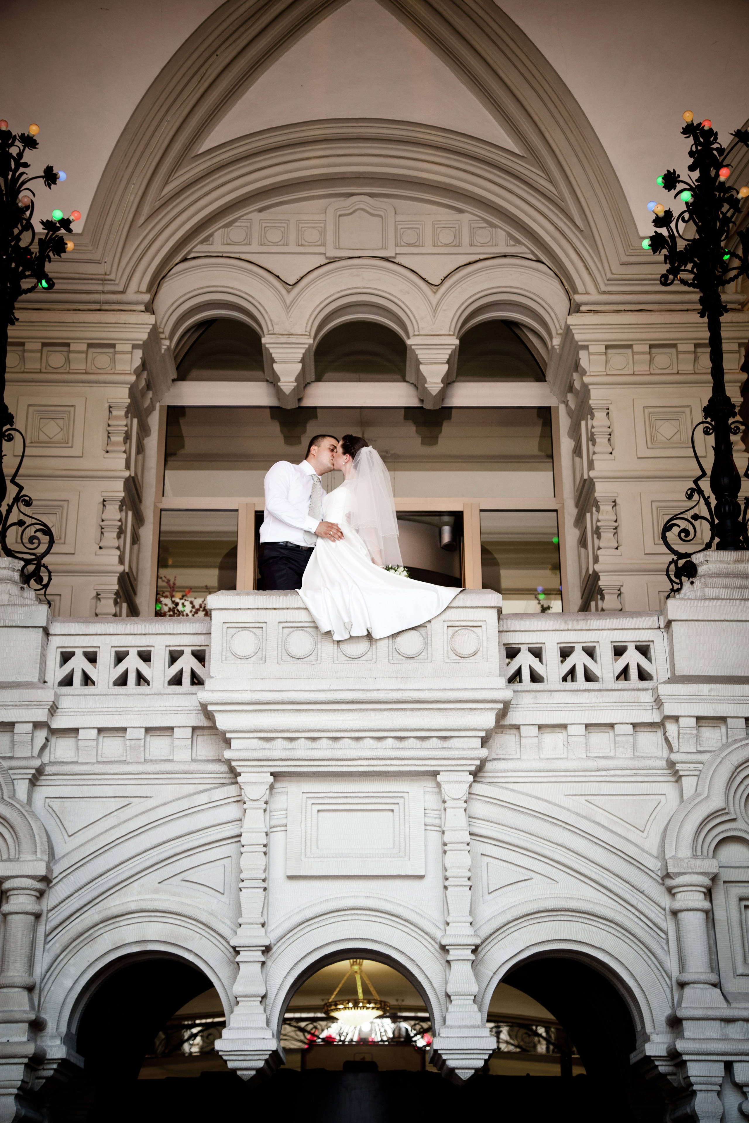 kogan.studio - МОСКВА ЦУМ молодожены целуются