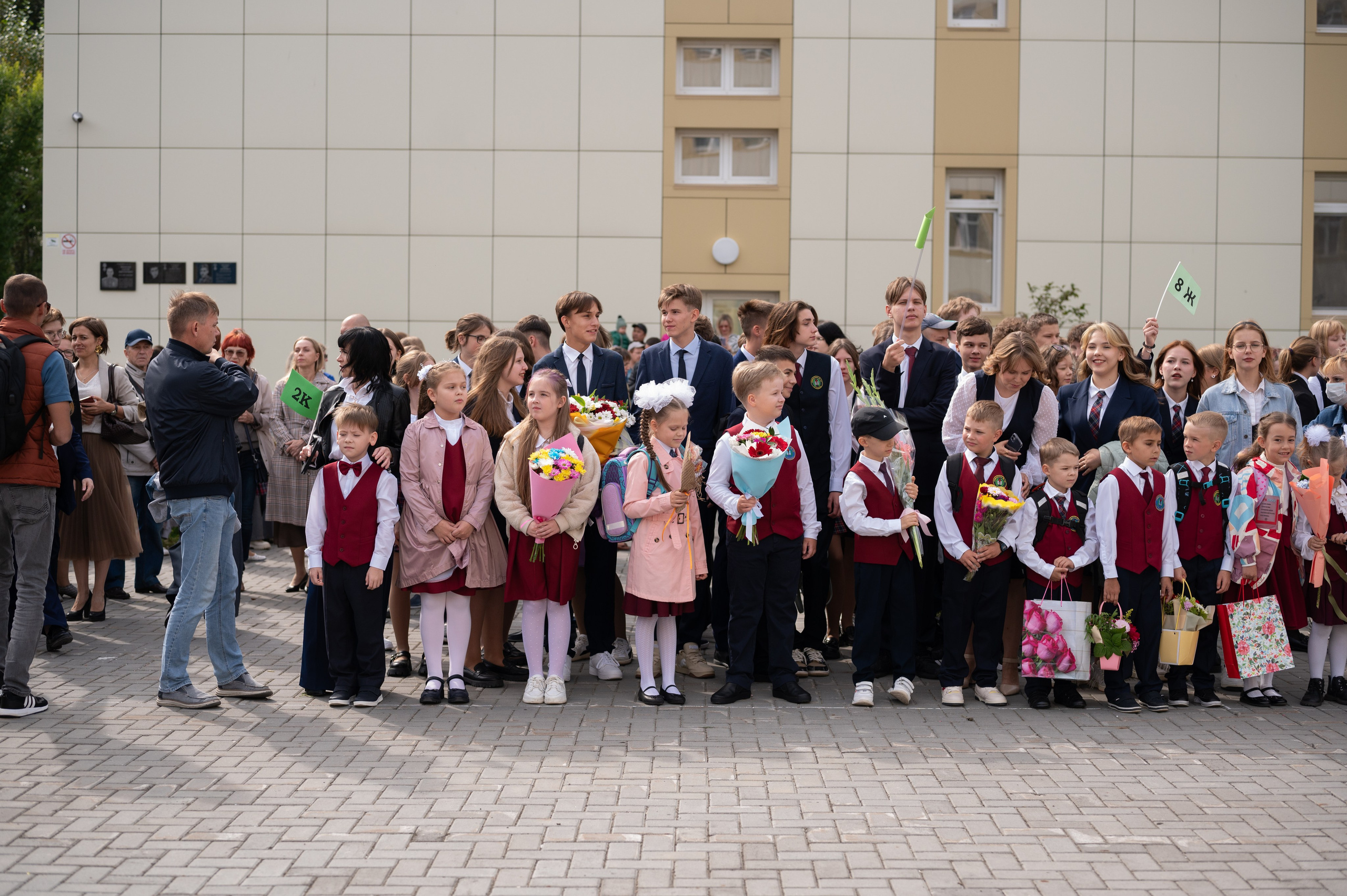 1 сентября 16 гимназия 2 класс (линейка + в классе+ на улице). Фотограф новорожденных, семейный детский в Тюмени Татьяна Морозова