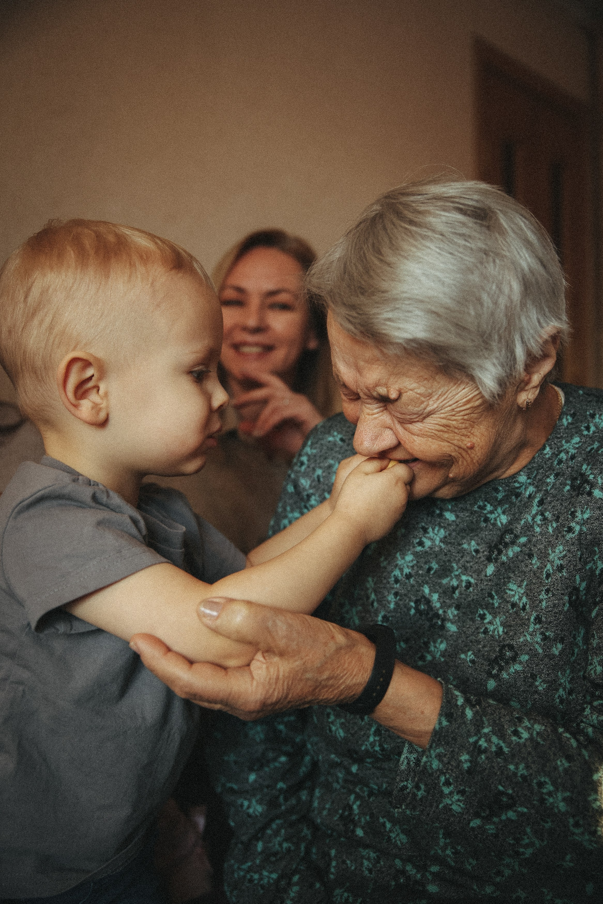 Семейная фотосессия домашняя фотосессия бабушка в гостях у бабушки. Фотограф Владимир Москва