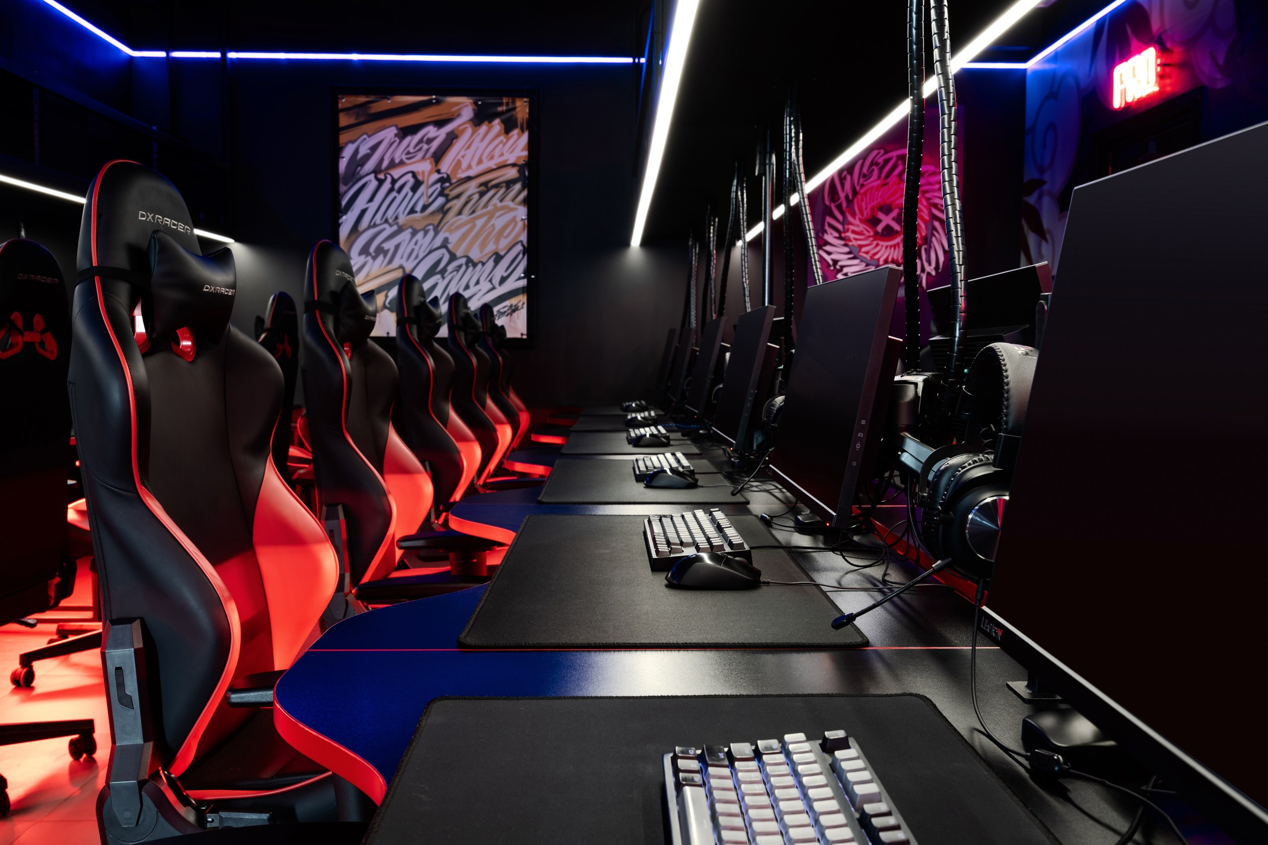 Компьютерный клуб F12 в Красноярске, филиал на Свободном, 49. Интерьерный фотограф и ретушер в Красноярске Денис Антропов