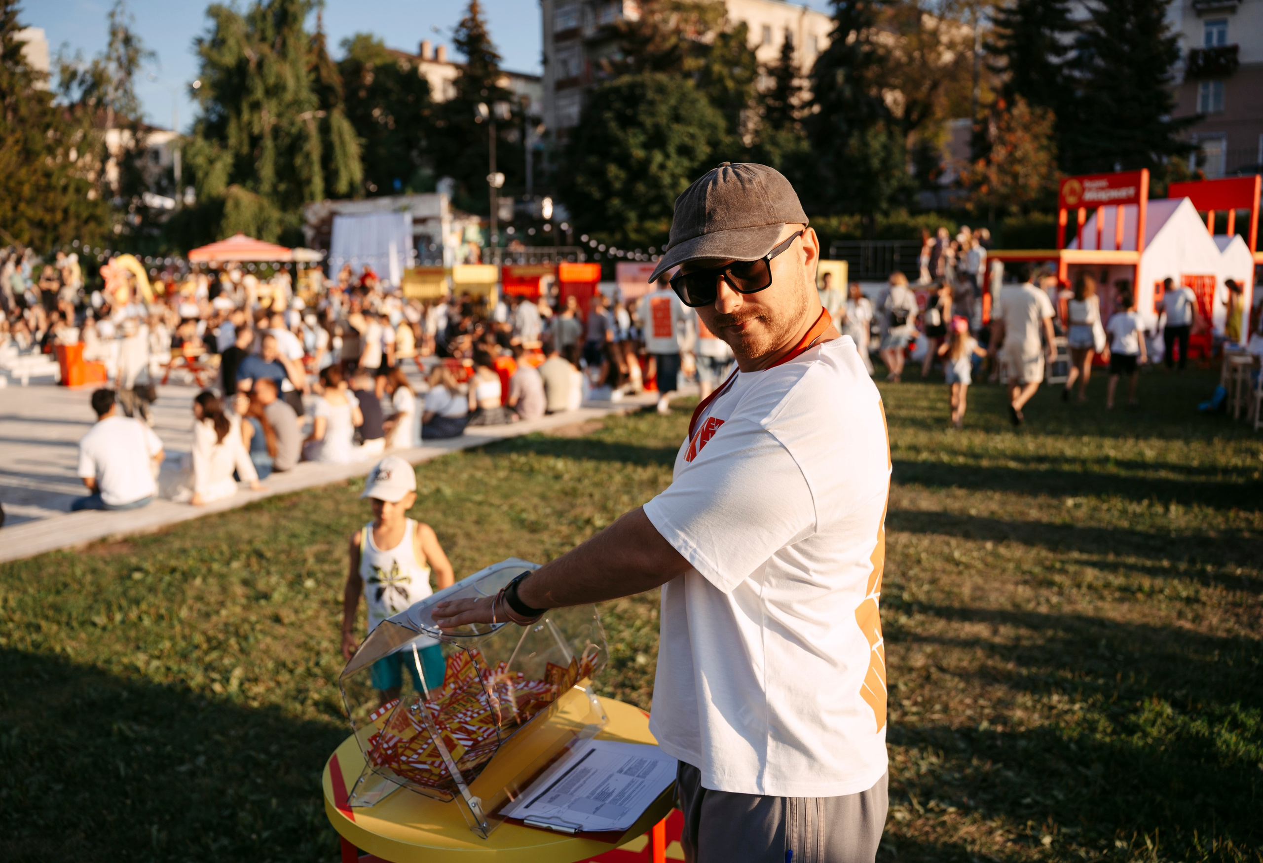 Маркет Маркета. Казань / 2025. Саша Копылов, фотограф в Казани