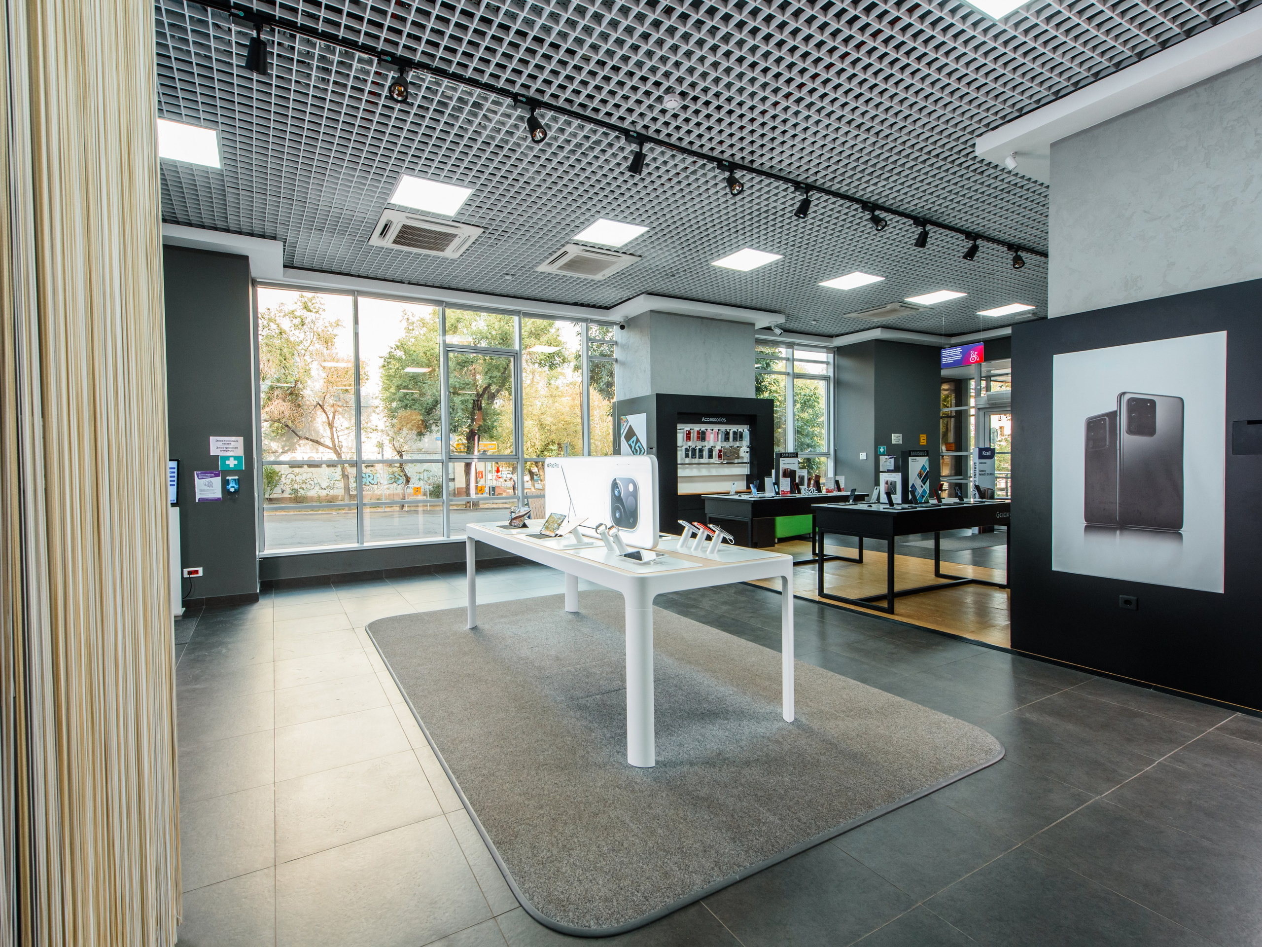 Витрины с техникой Apple. Интерьерный и репортажный фотограф в Алматы