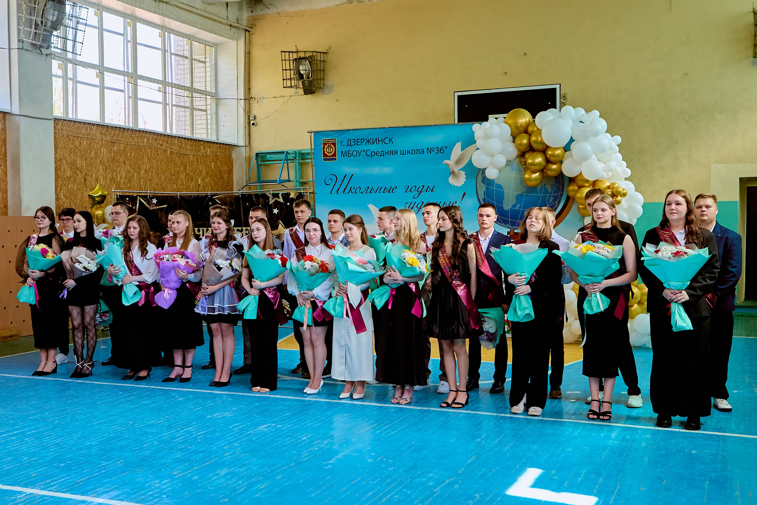 Светлый праздник прощания с детством и встреча с будущим, фото Николая Голованова, г. Дзержинск.