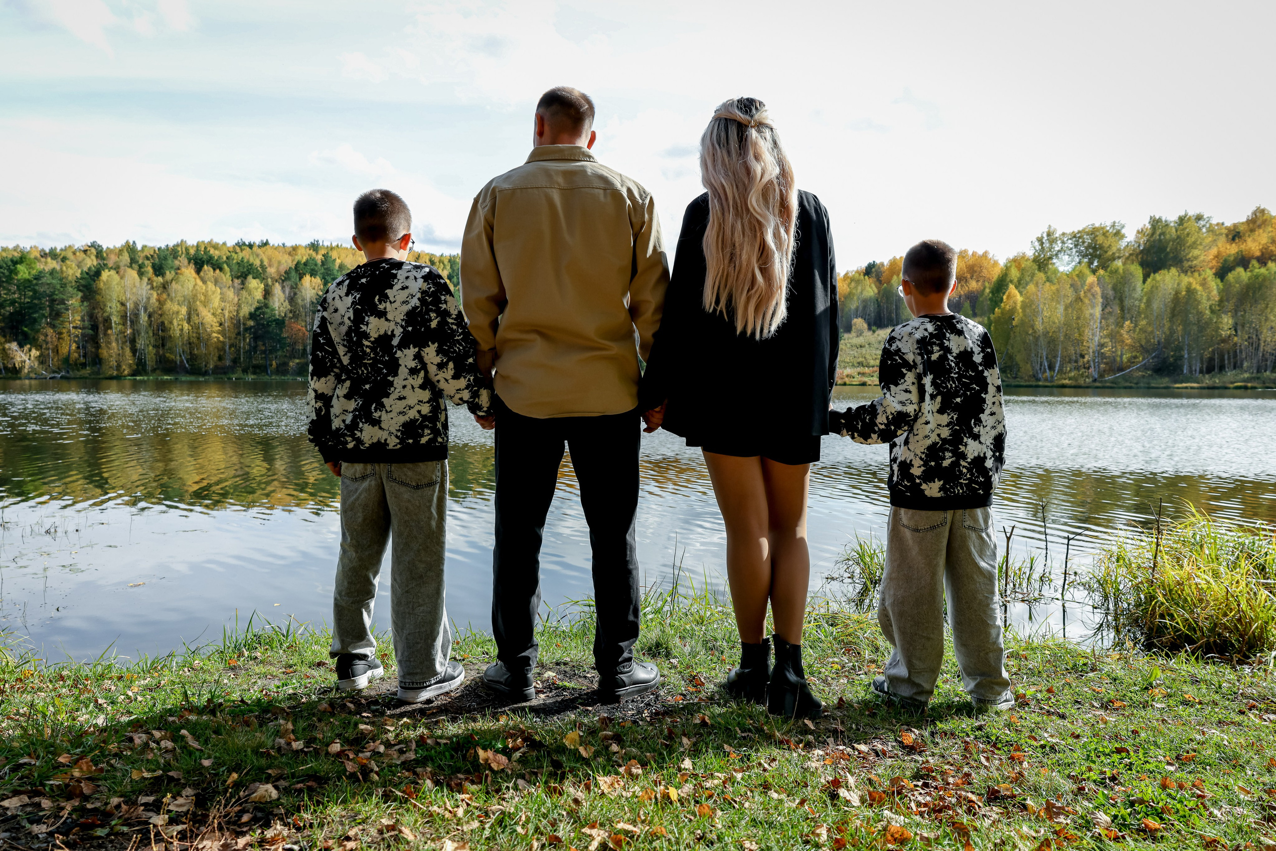 Семейная осенняя прогулочная фотосессия 2025