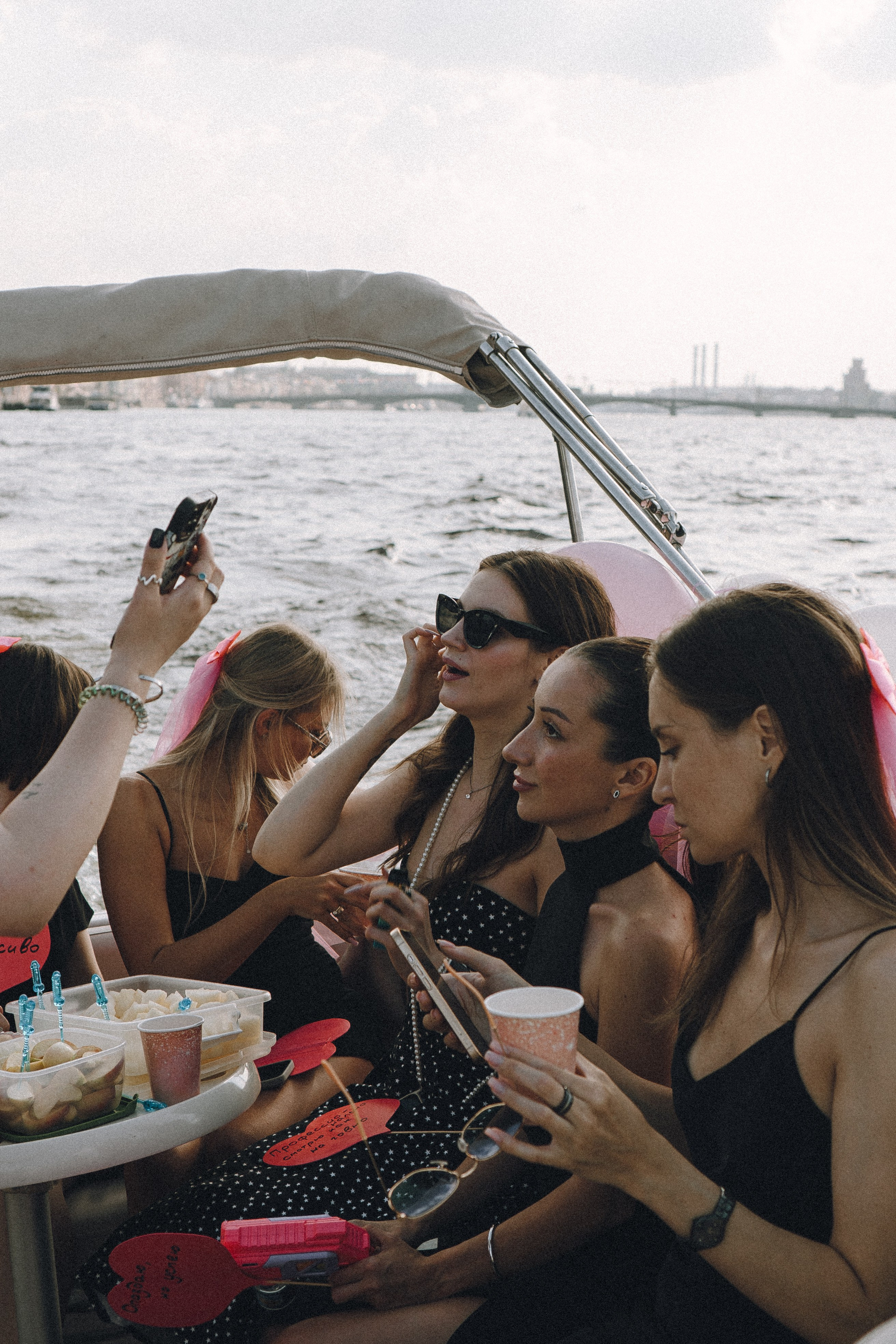 ДЕВИЧНИК НА КАТЕРЕ. Профессиональный фотограф, Санкт-Петербург — Виктория Богомолова