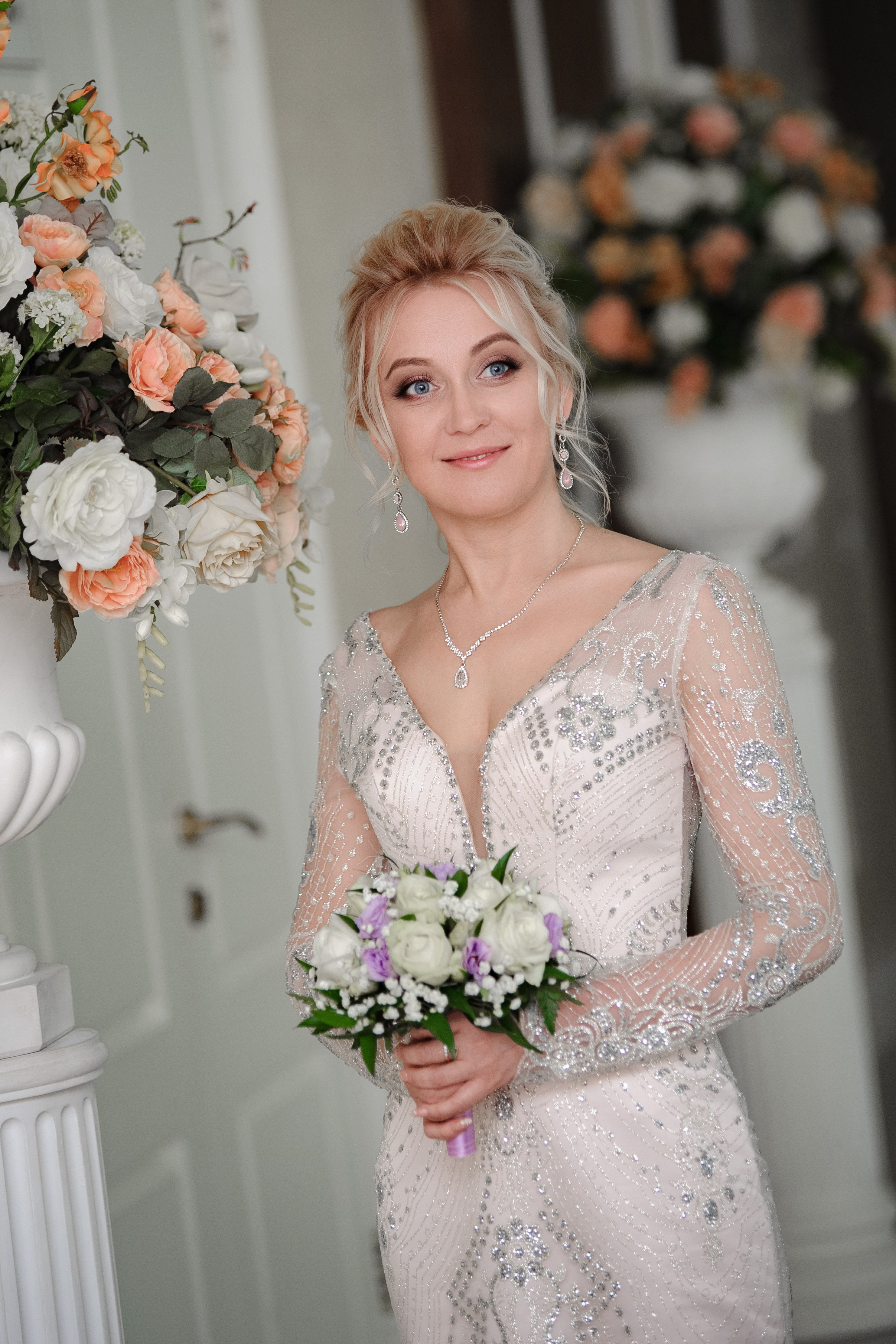 Фотосессия на свадьбе в ЗАГСе Калининского района от 6000 рублей.