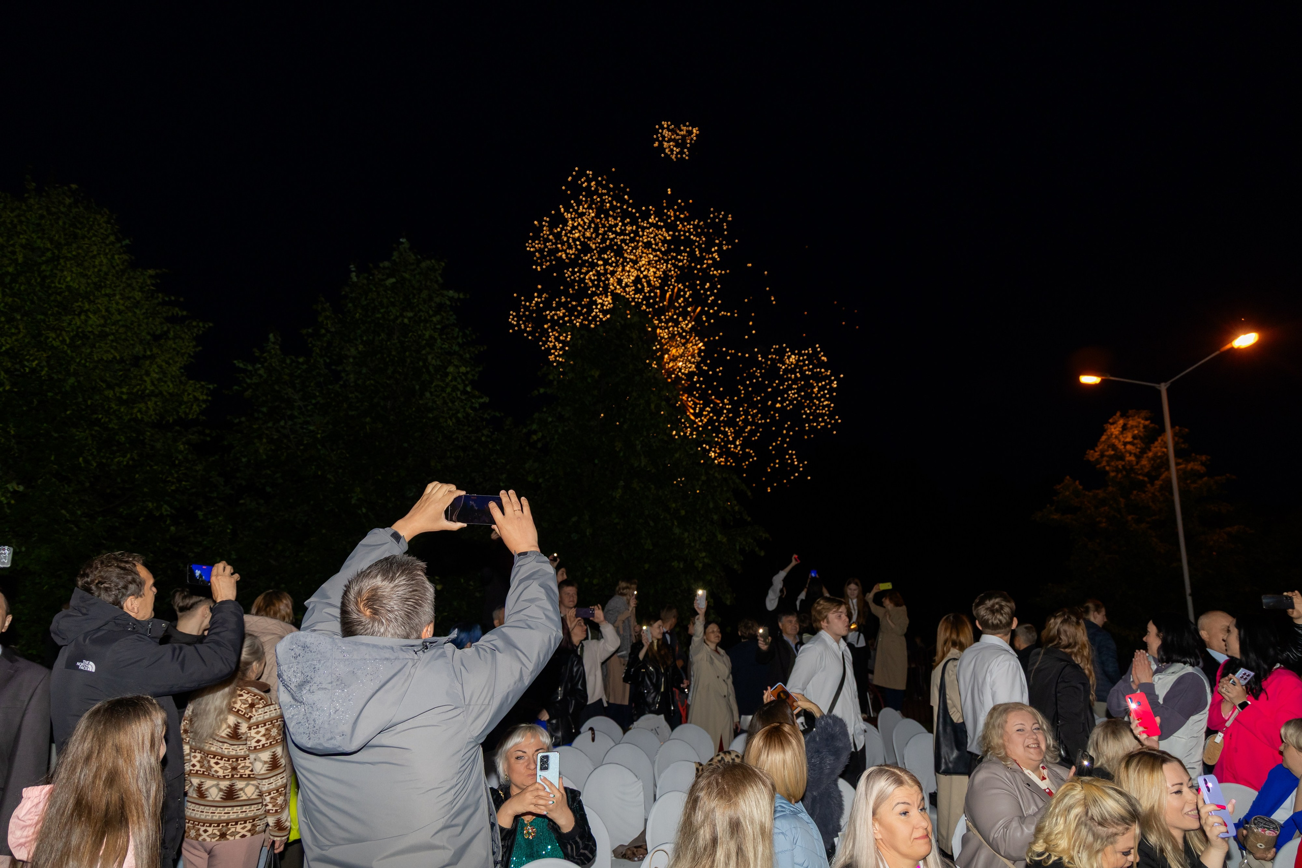 Школьный выпускной 2025 год в Минске, Беларуси. Свадебный фотограф в Минске/Беларуси Сергей Спиридонов
