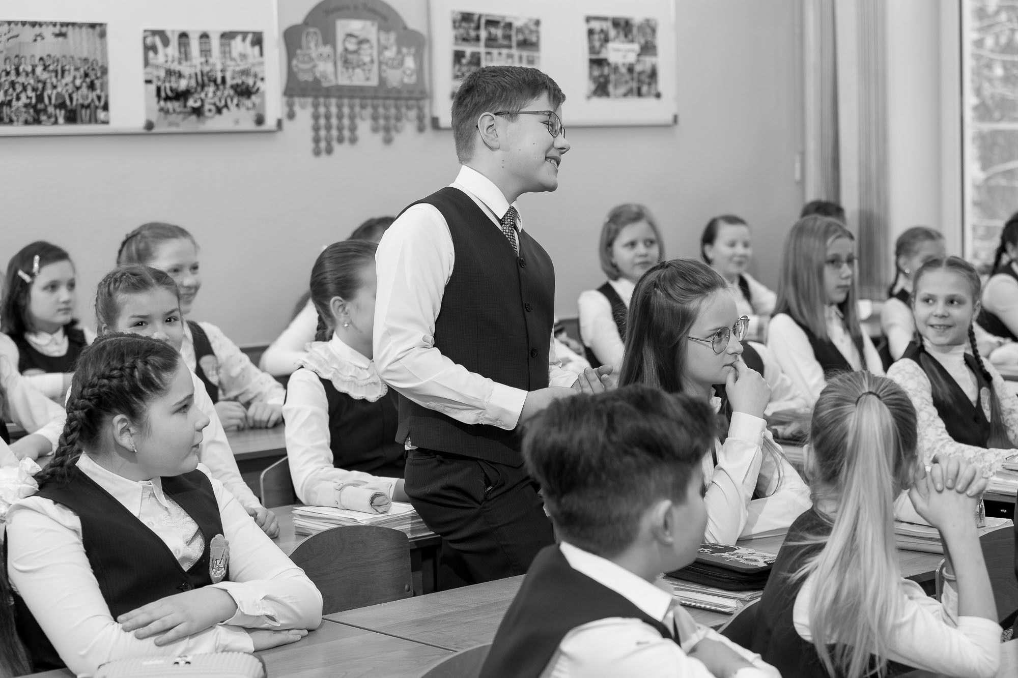 Ученик 4 класса стоя отвечает на уроке с места.