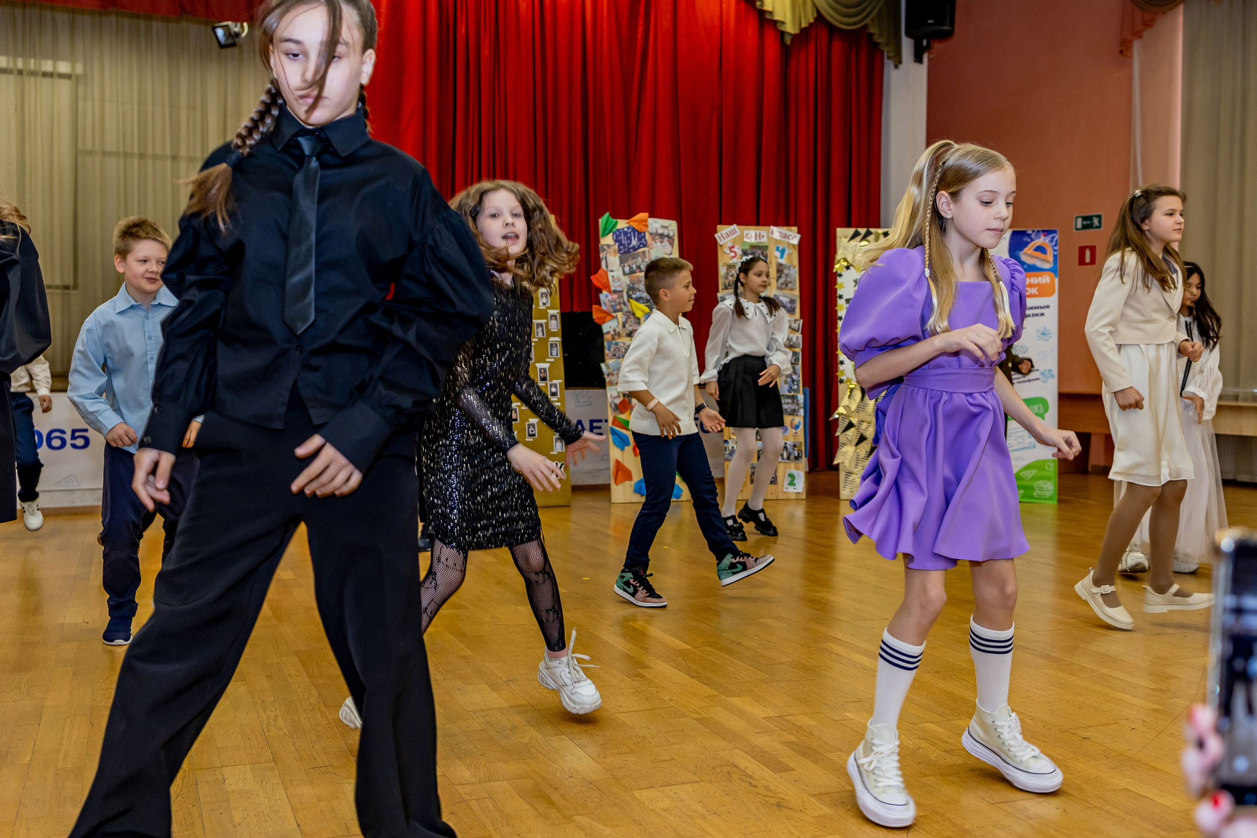 Выпускной праздник в начальной школе. Фотограф и видеограф Москва. Свадебный фотограф, видеограф. Выпускные альбомы. Оживающие альбомы