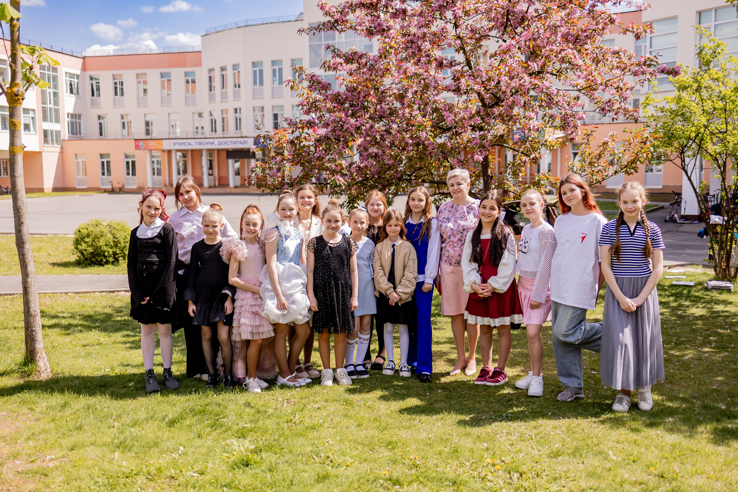 Выпускной в начальной школе на улице. Фотограф и видеограф Москва. Свадебный фотограф, видеограф. Выпускные альбомы. Оживающие альбомы