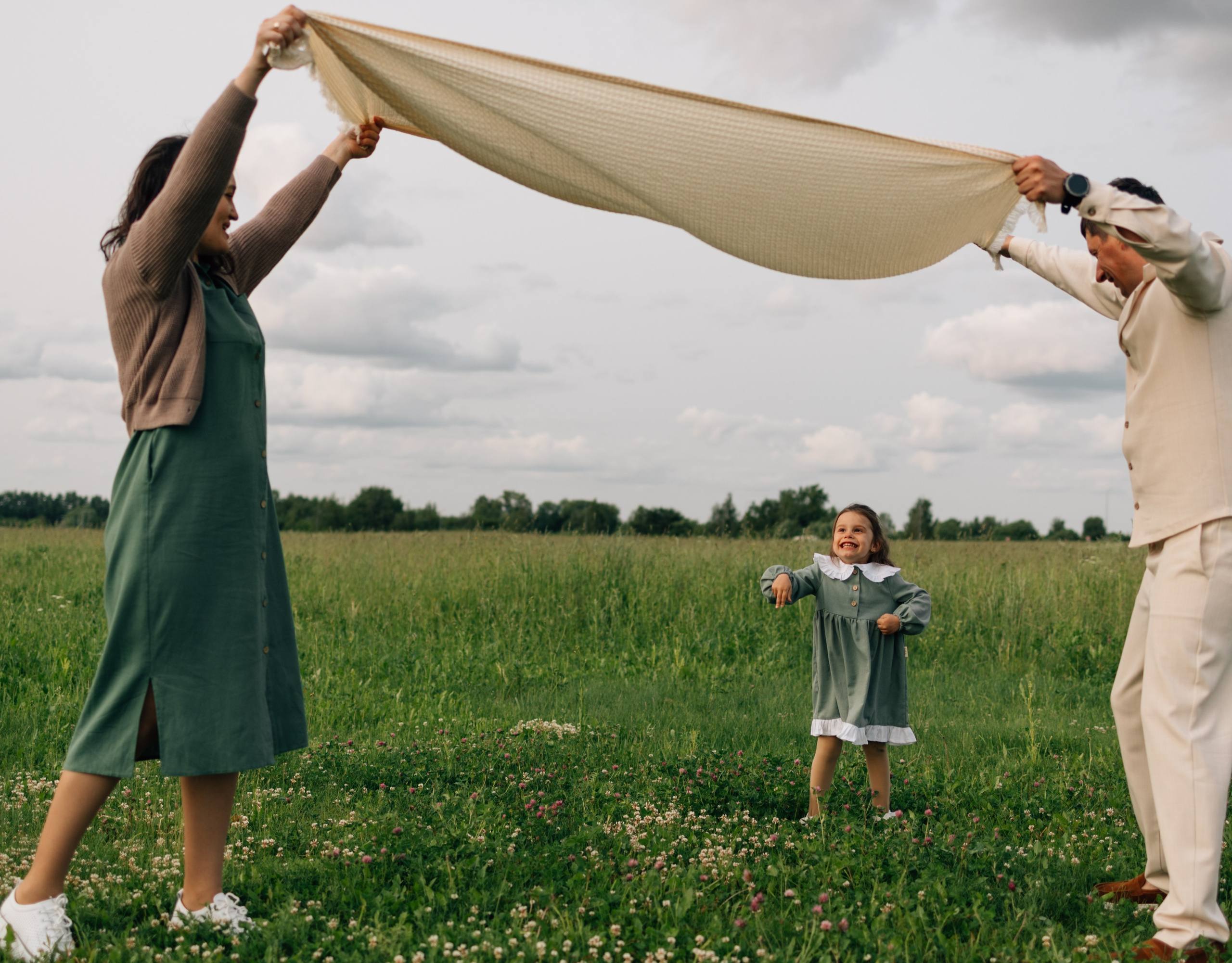 Анна, Марчелло, Настенька и Влада в поле. Фотограф Москва Светлана Кирюшина