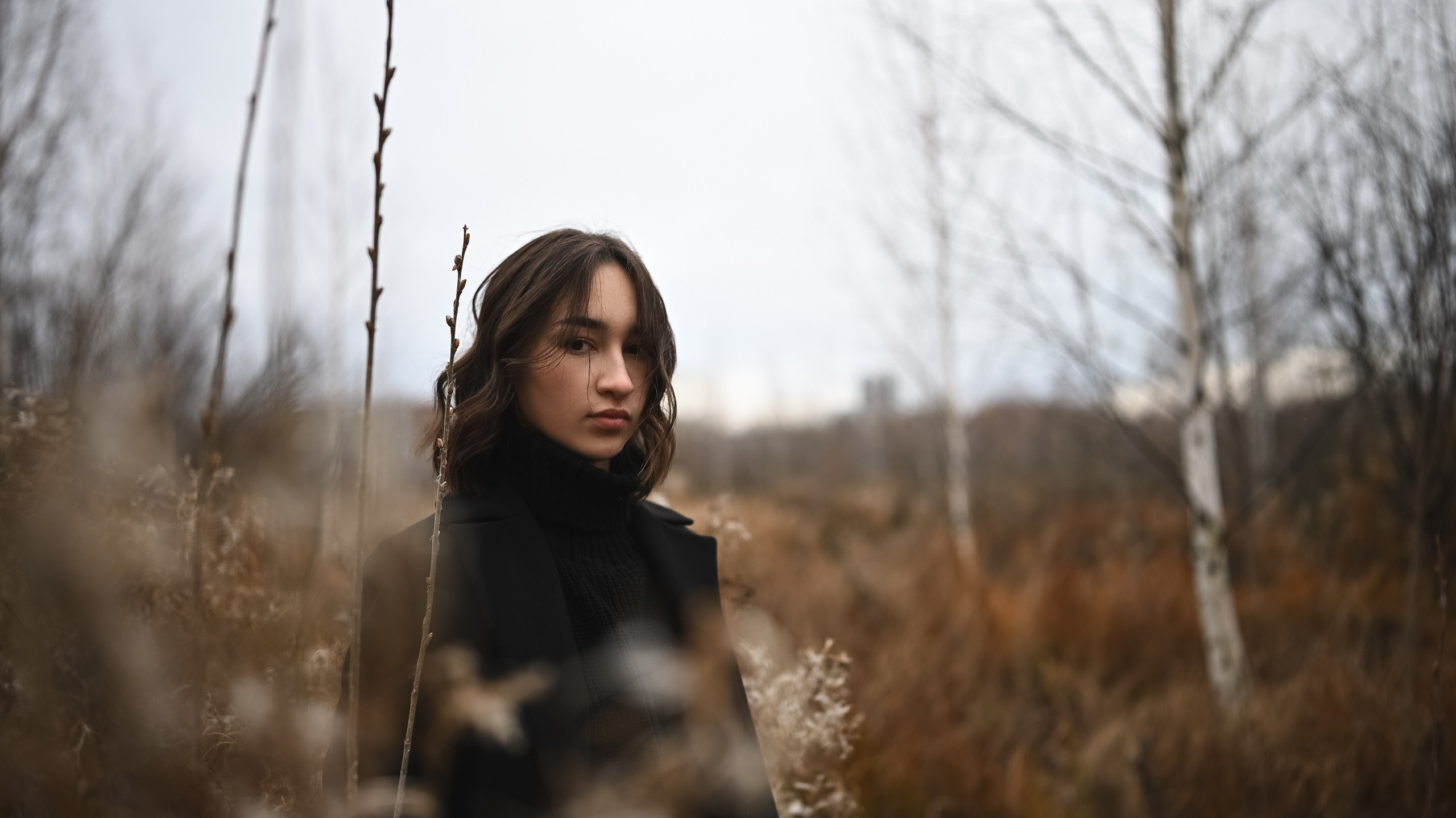 Портрет девушки на фоне сухой травы в Казани во время осенней фотосъёмки