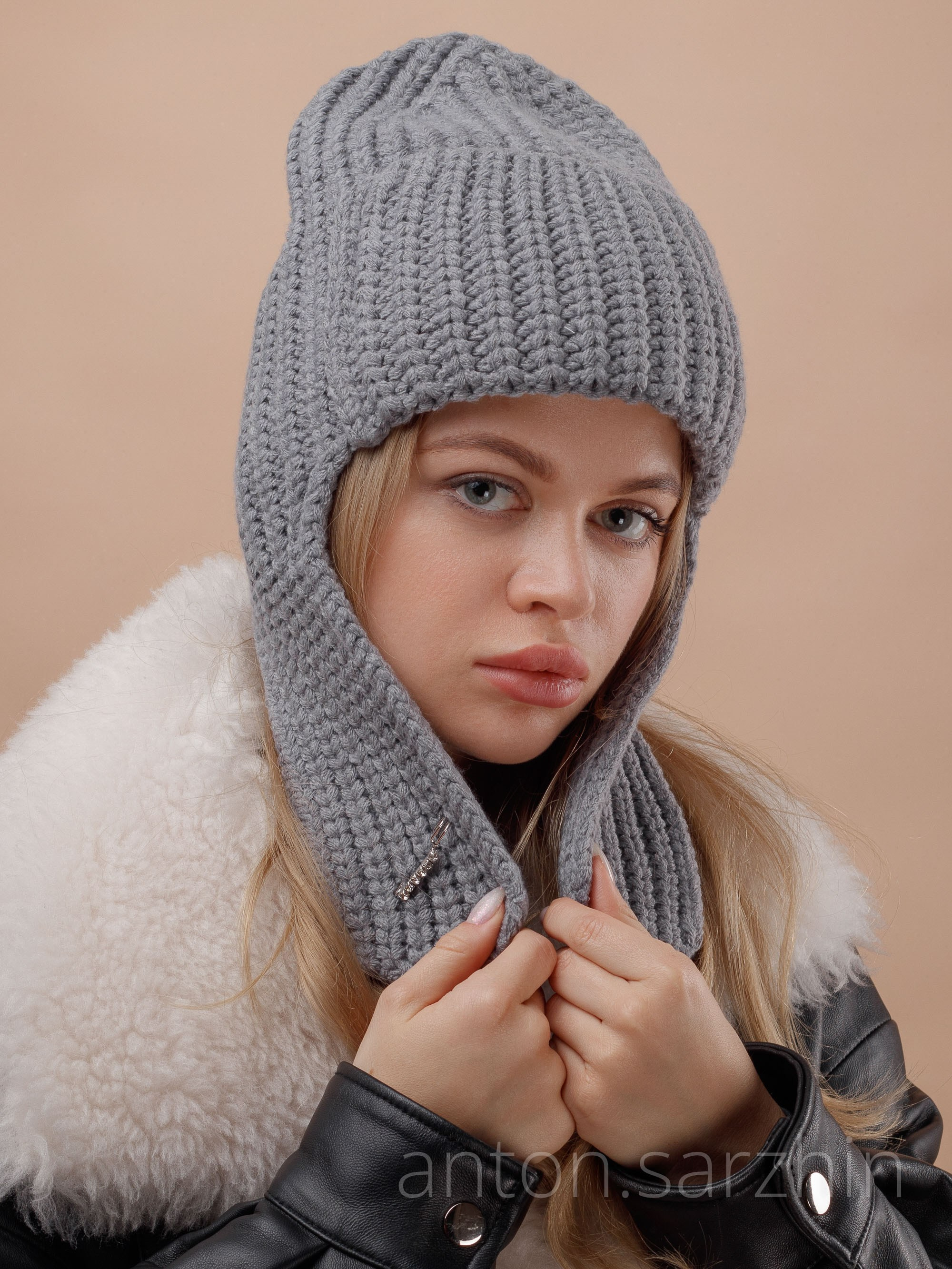 Женская шапка вязанная с ушами