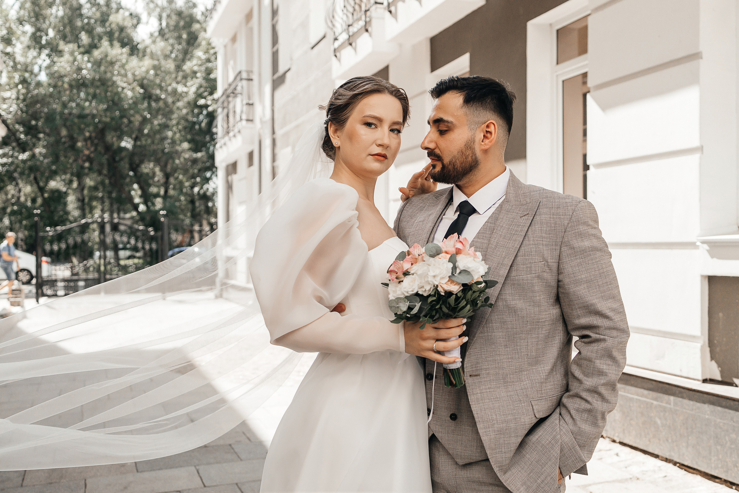 Свадебная фотосессия пары в номере отеля. Олег Сверчков | Свадебный фотограф Вологда