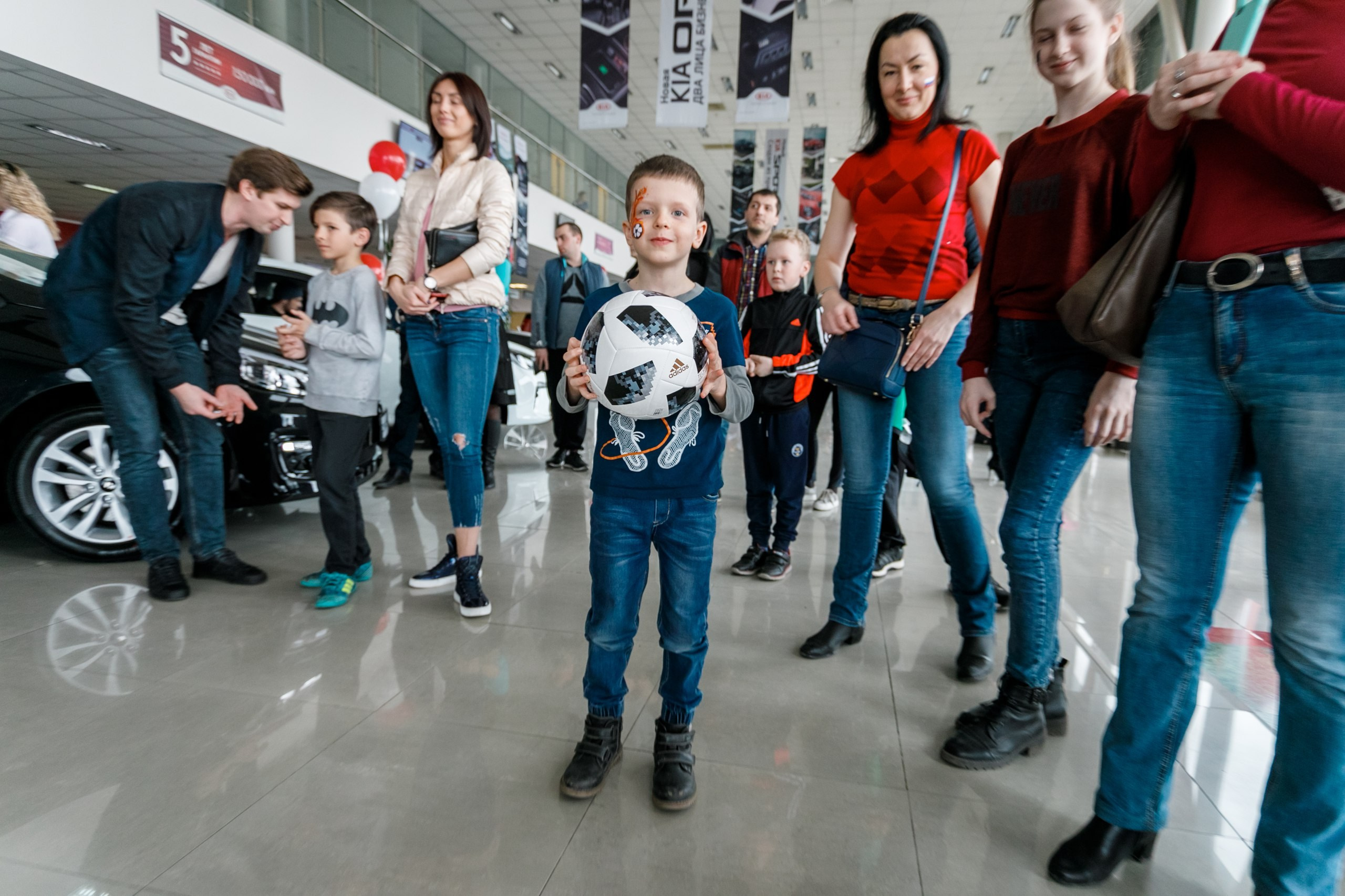 Розыгрыш билетов на ЧМ по футболу FIFA @ Киа Центр. Репортажный фотограф Максим Полянский. Москва, Санкт-Петербург, Красноярск