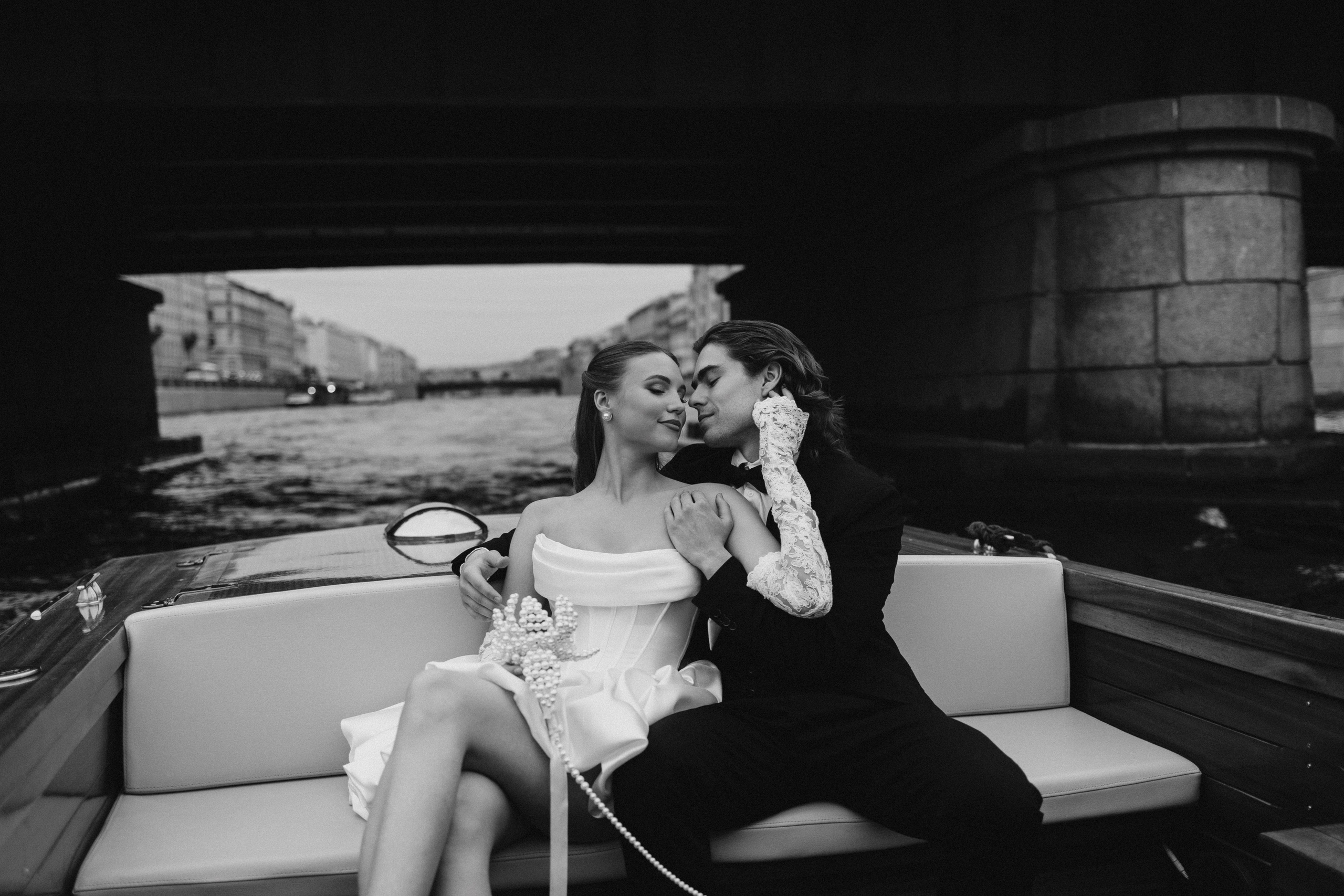 На катере. ФОТОГРАФ РОЗА ФИЛИНА СПб I МОСКВА