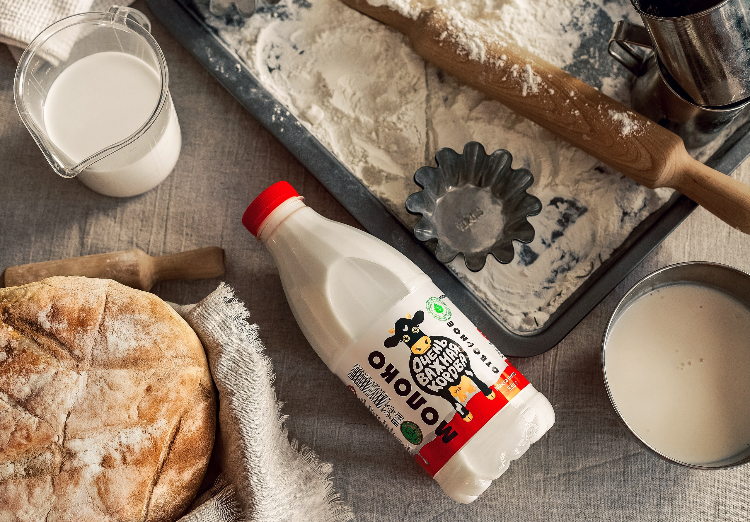 Фуд-фото сверху: бутылка молока «Очень важная корова» среди ингредиентов для выпечки и стаканов молока