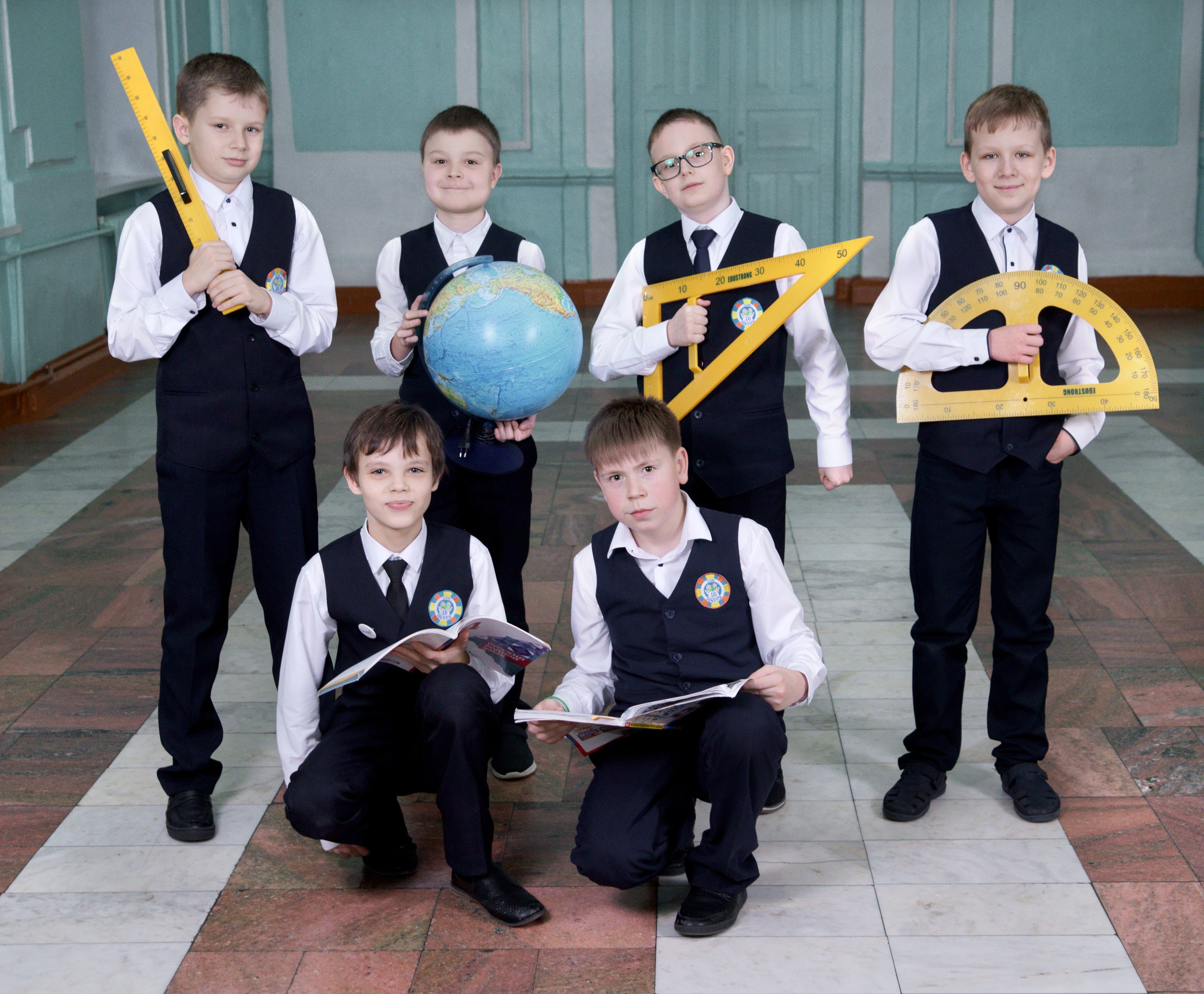 Выпускник начальной школы - сьемка в школе  -  с предметами