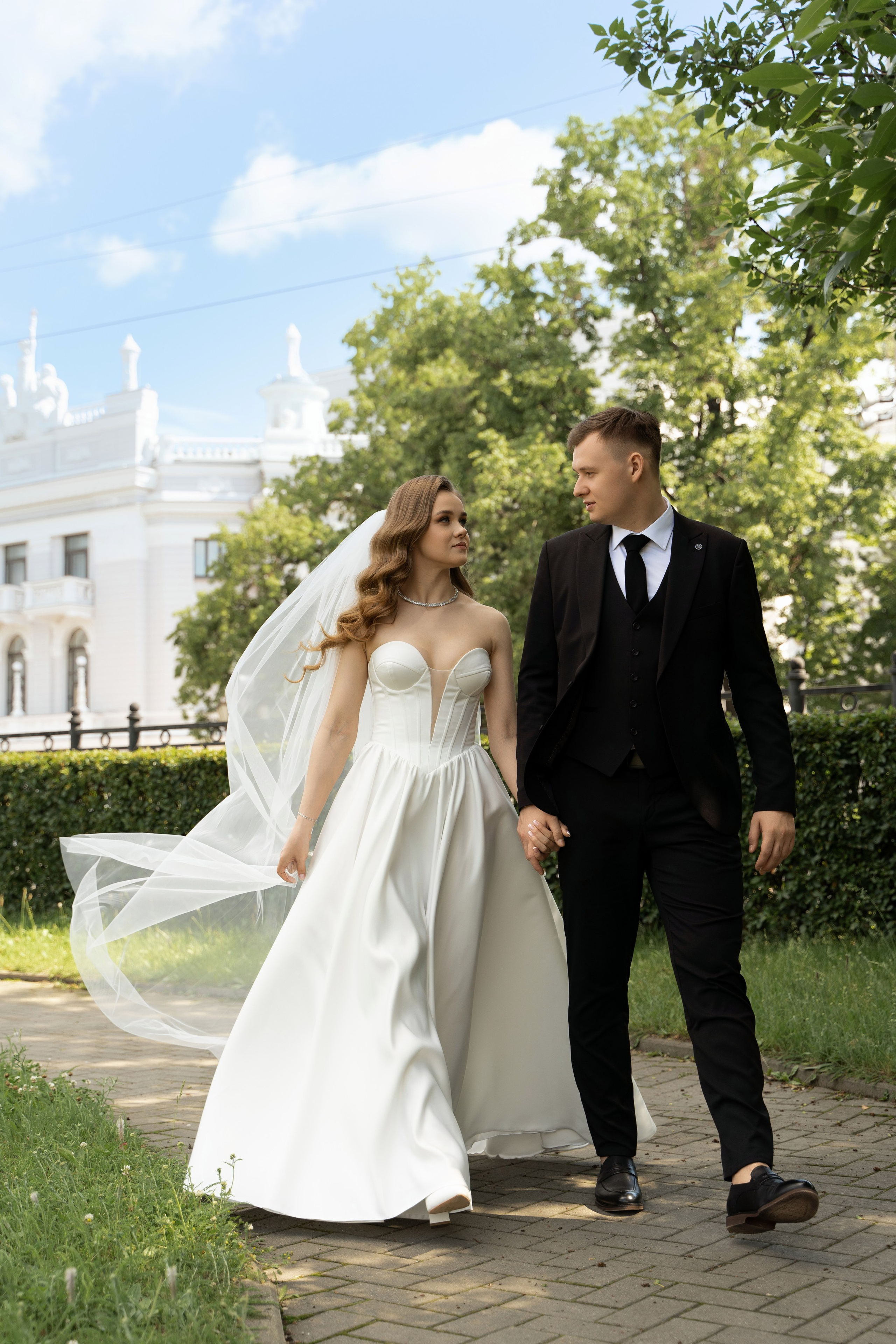 Свадебная фотосессия в Екатеринбурге, фотосессия у Оперного театра, сборы в отеле. Фотограф Татьяна Мамонтова