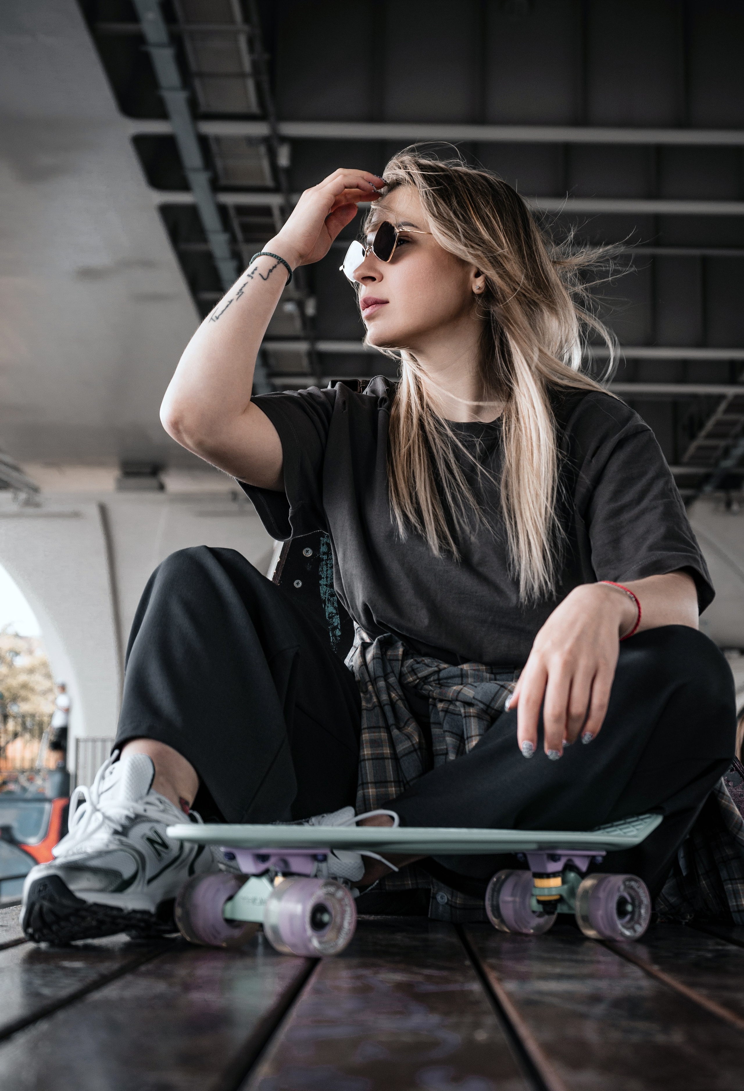 Мост Бетанкура. Street и urban фотосессия Санкт-Петербург — молодая девушка со скейтбордом в чёрной одежде и солнцезащитных очках сидит под мостом, динамичный молодёжный портрет, фотограф evrednix.