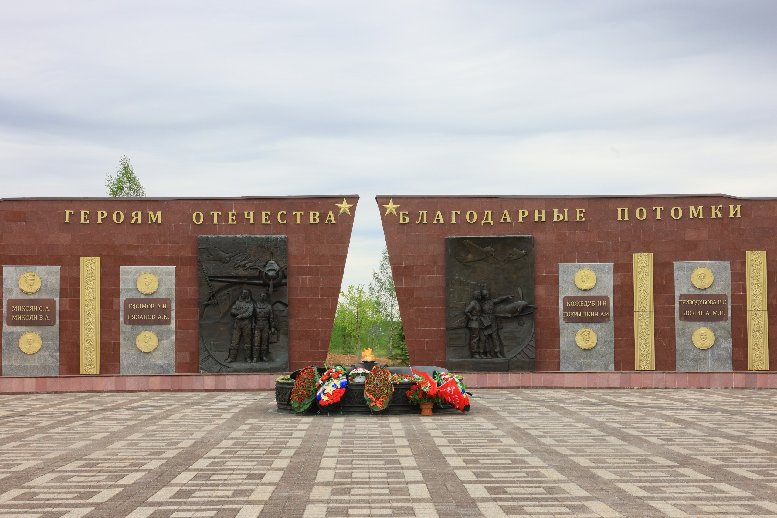 9 мая 2026 Хаммер клуб в День Победы в Туле (У мемориала «Защитникам неба Отечества», музея оружия, «Три штыка». Фотограф в Туле Крупский АнДРей. Фотостудия «КАДР71» в Туле